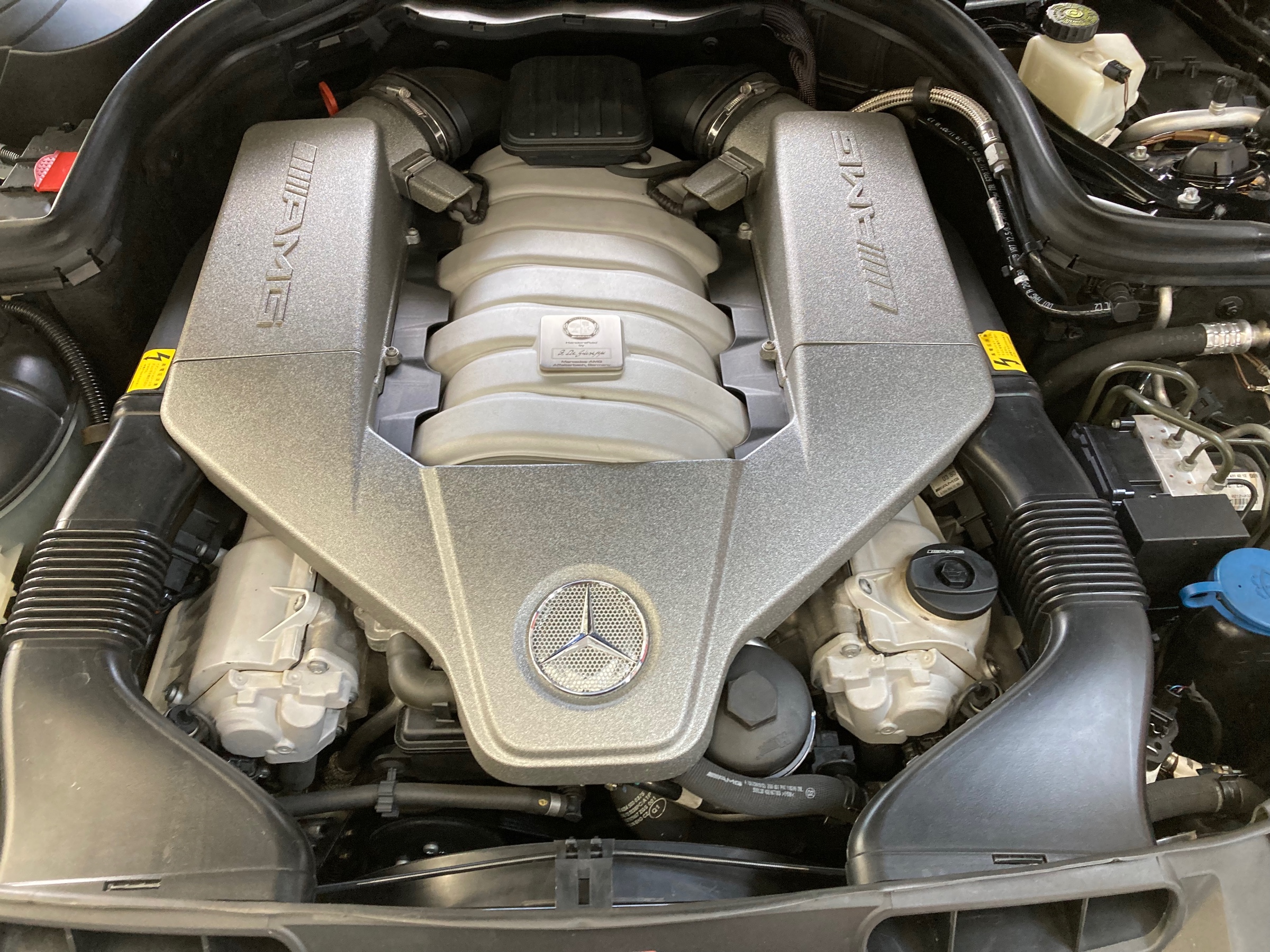 W204 エンジンオイル交換 AMG C63 メンテナンス商品 オイル関連 > エンジンオイル交換 サービス事例 タイヤ館 府中