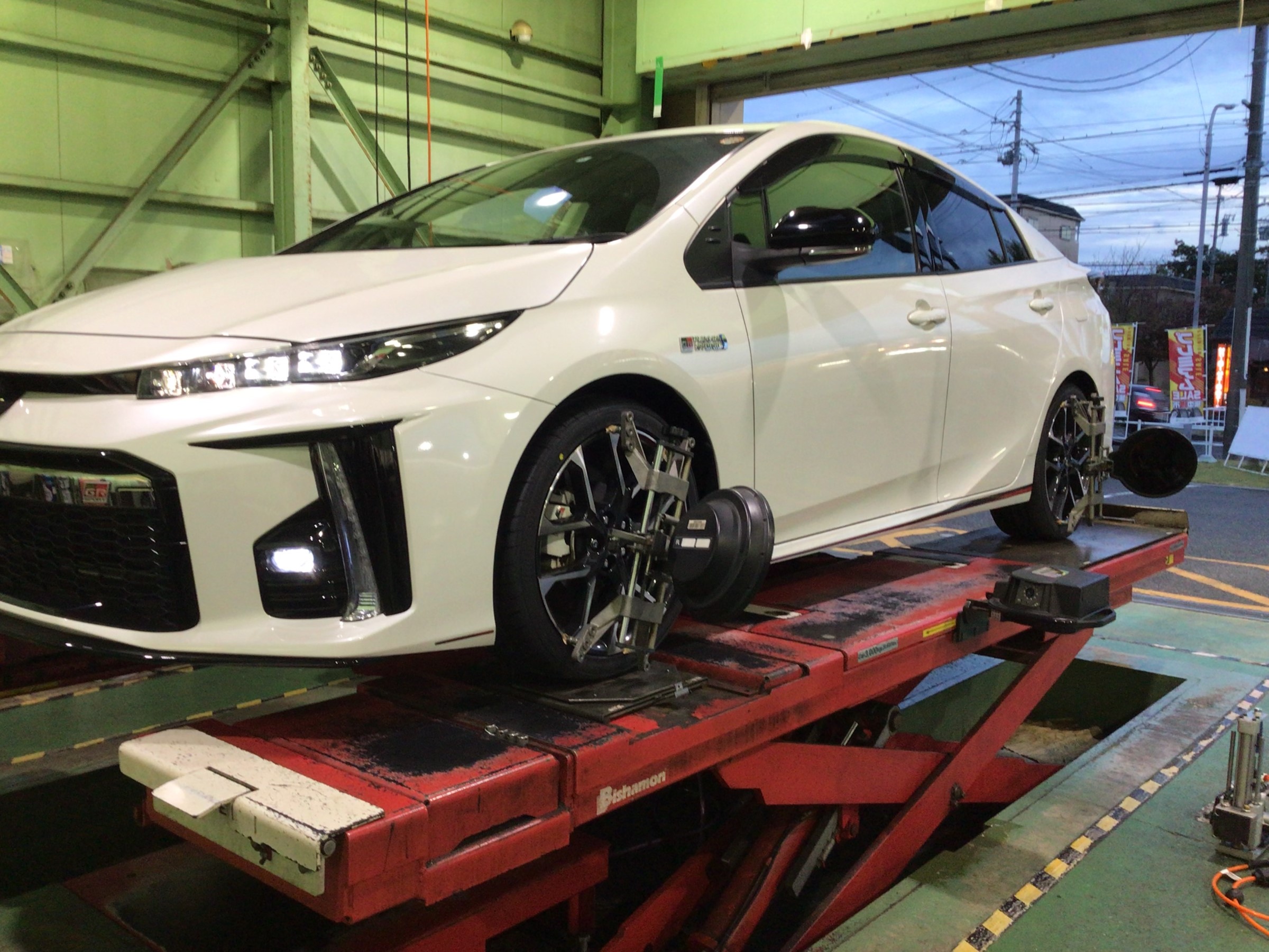 トヨタ・プリウスPHV(GR)ZVW52 タイヤ交換 ポテンザS007A | トヨタ