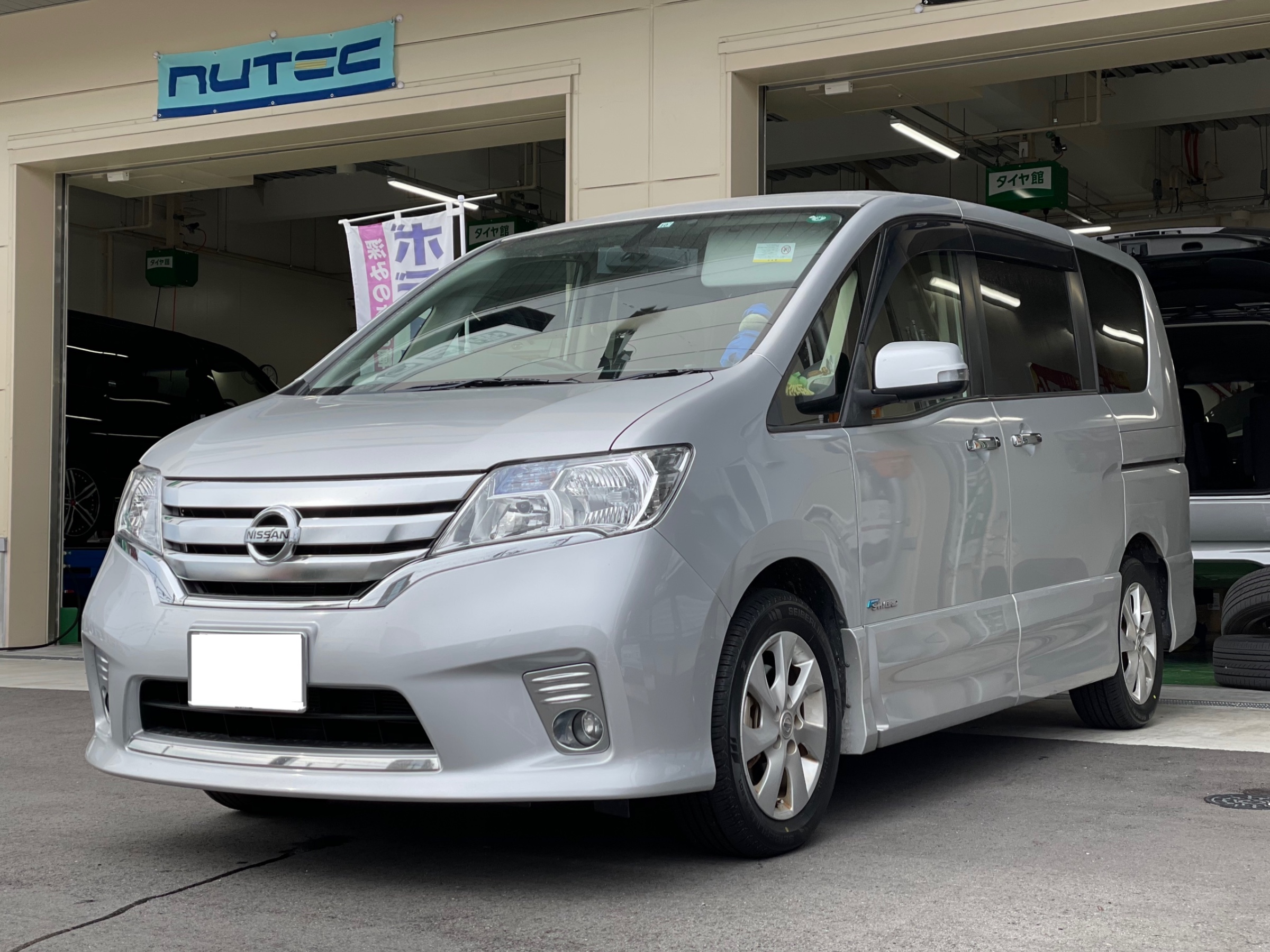 日産 セレナ S ハイブリッド Hc26 タイヤ交換 空気圧センサーtpms取付 タイヤ タイヤ ホイール関連 タイヤ ホイール交換 サービス事例 タイヤ館 姫路 兵庫県のタイヤ カー用品ショップ タイヤからはじまる トータルカーメンテナンス タイヤ館グループ