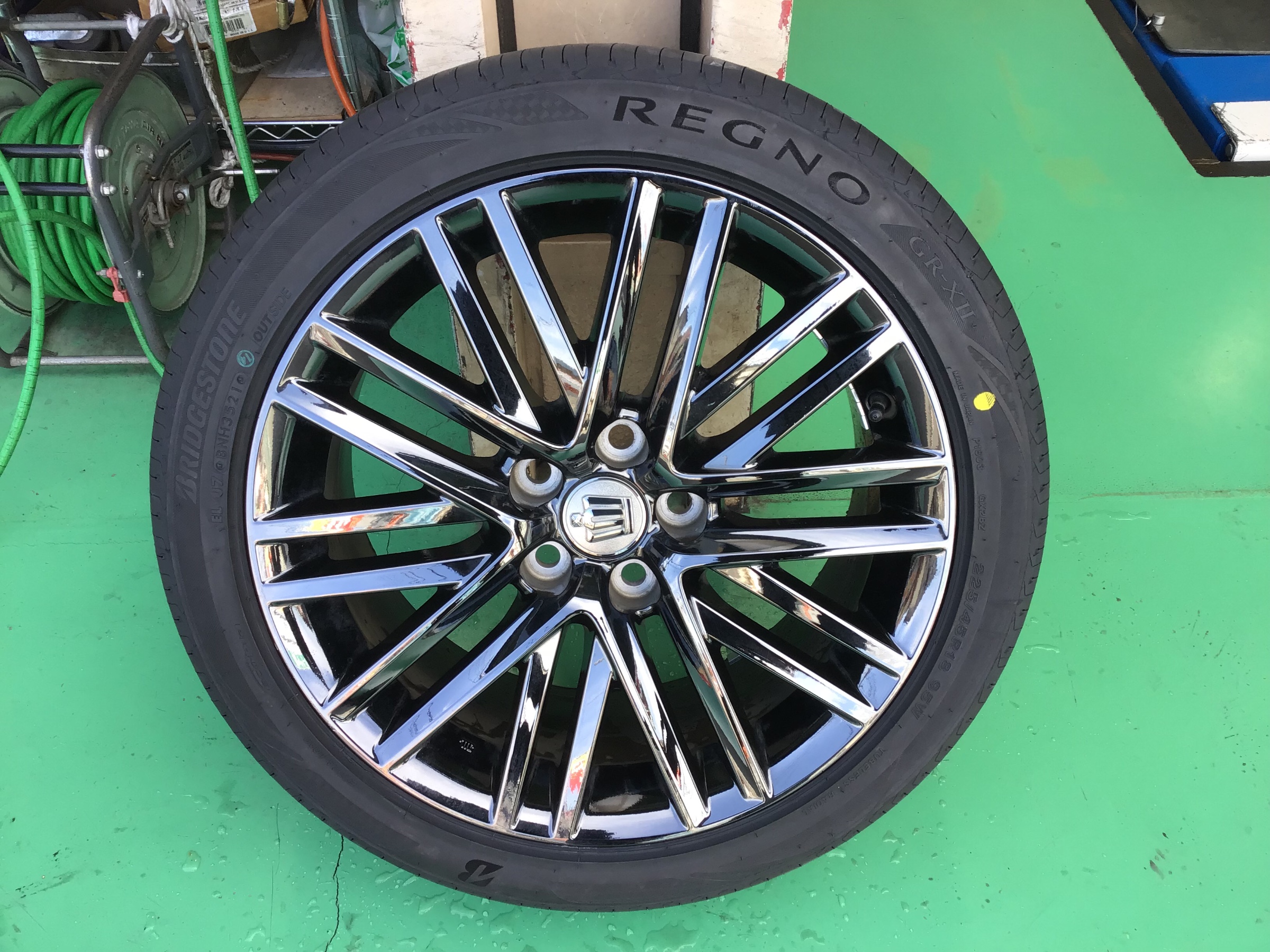 トヨタ「クラウン」 タイヤ交換 225/45R18 | トヨタ クラウン タイヤ