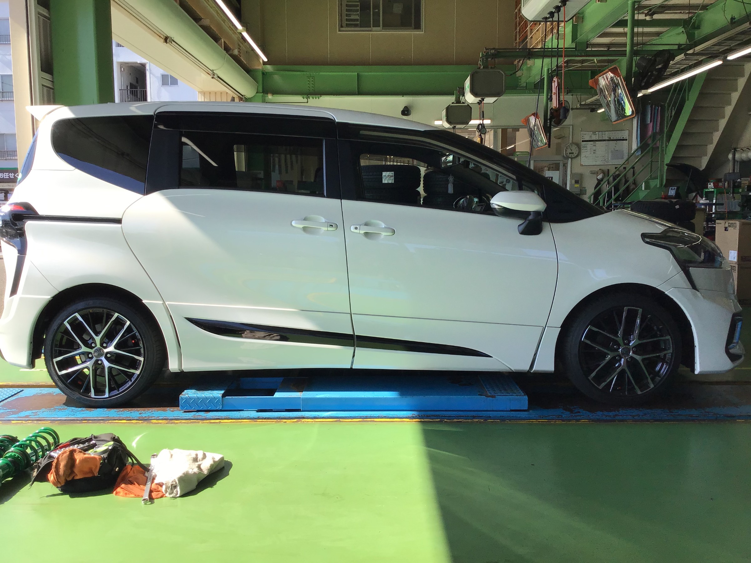 シエンタ 車高調取付 トヨタ シエンタ その他 パーツ取付 サスペンション取付 サービス事例 タイヤ館 横須賀 神奈川県のタイヤ カー用品ショップ タイヤからはじまる トータルカーメンテナンス タイヤ館グループ