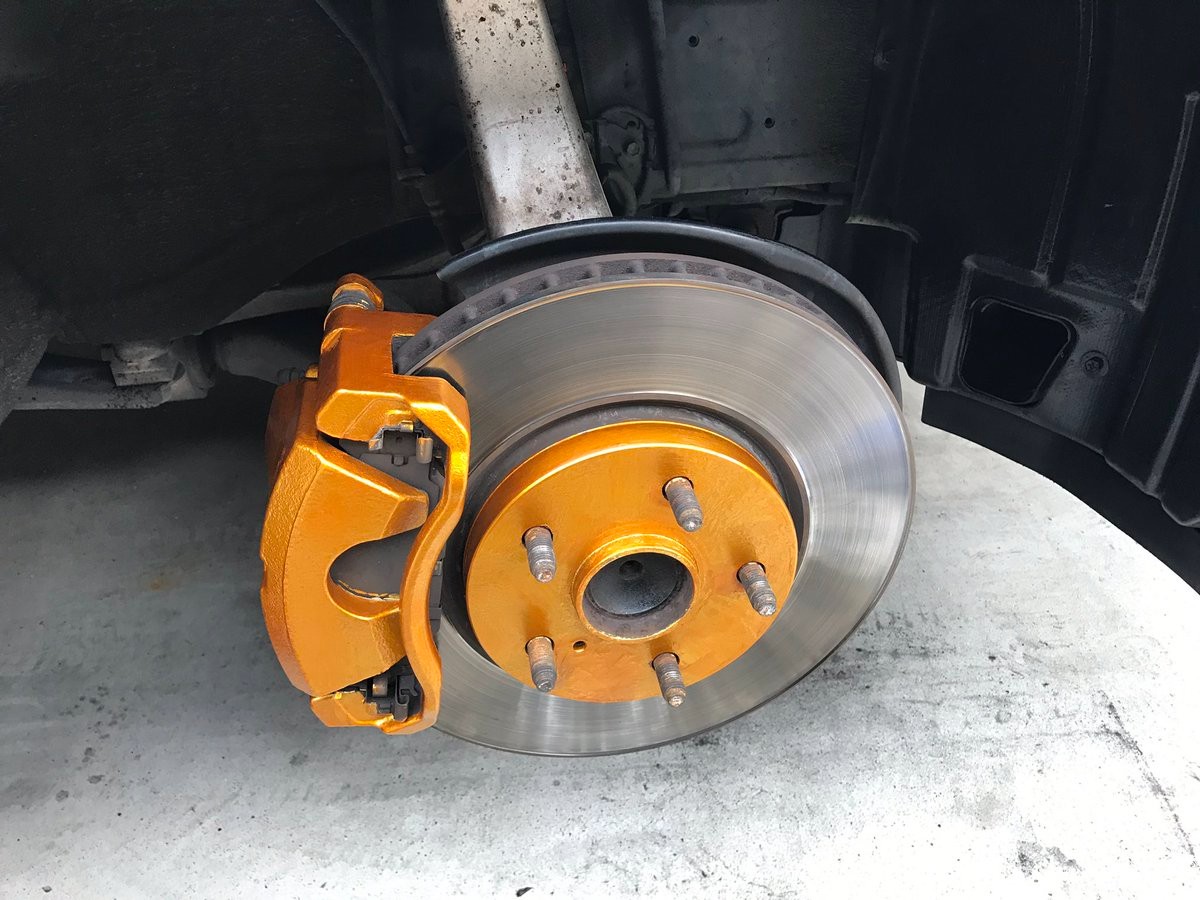 ブレーキキャリパー塗装 ブレーキをお好みの色にカラーリング その他 パーツ取付 ブレーキ関係取付 サービス事例 タイヤ館 次郎丸 タイヤからはじまる トータルカーメンテナンス タイヤ館グループ