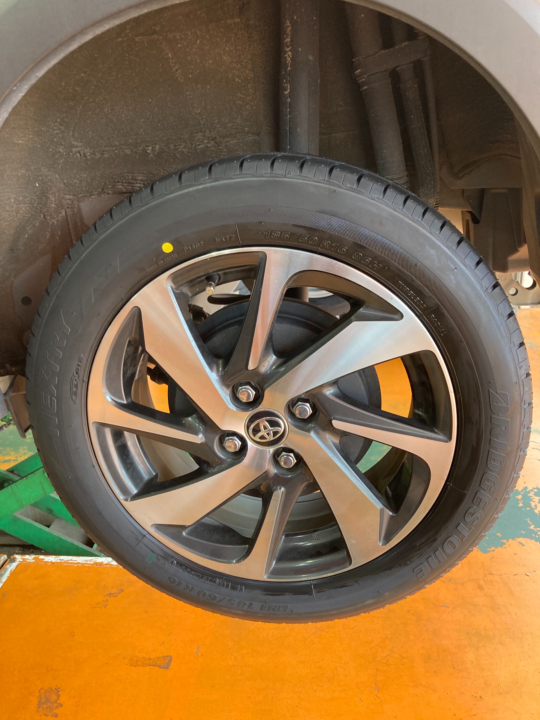 トヨタ アクア タイヤ交換！※185/60R16※ | トヨタ アクア タイヤ