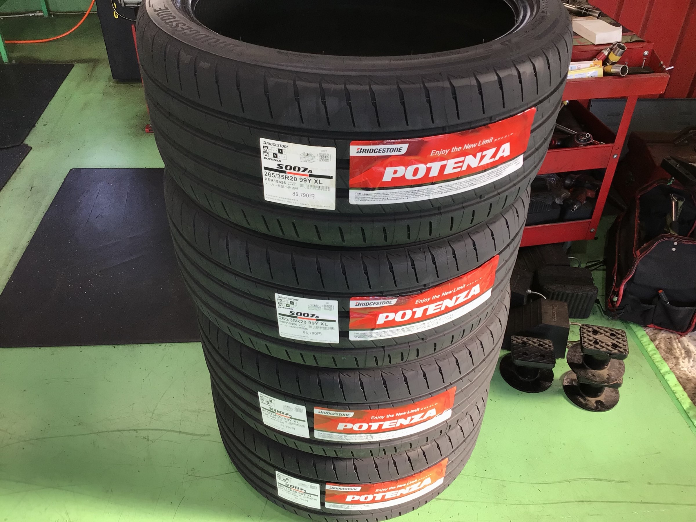35扁平タイヤもお任せください アウディ タイヤ交換しました アウディ スポーツバック タイヤ タイヤ ホイール関連 タイヤ ホイール交換 サービス事例 タイヤ館 堺北 大阪府 和歌山県のタイヤからはじまる トータルカーメンテナンス タイヤ館