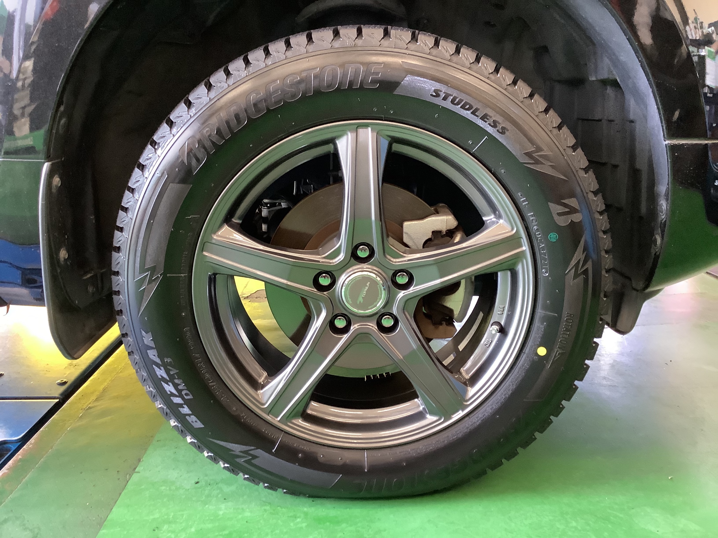 三菱 デリカD:5 ブリザック DM-V3 225/60R17 タイヤ交換 | 三菱 デリカ