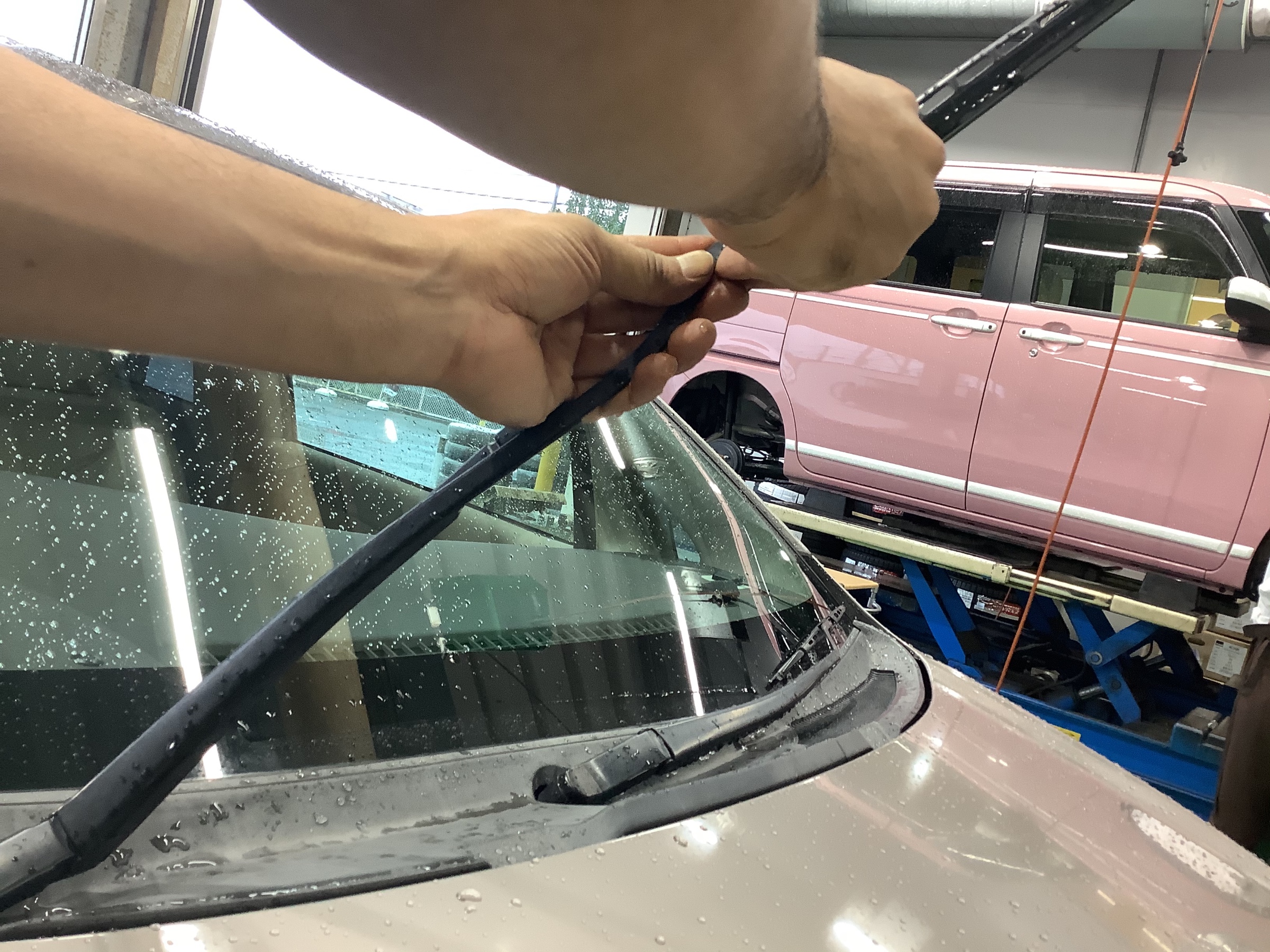 トヨタ アイシス ワイパーブレード交換 トヨタ アイシス メンテナンス商品 カー用品取付 カー用品その他 サービス事例 タイヤ館 西船橋 千葉県のタイヤ カー用品ショップ タイヤからはじまる トータルカーメンテナンス タイヤ館グループ