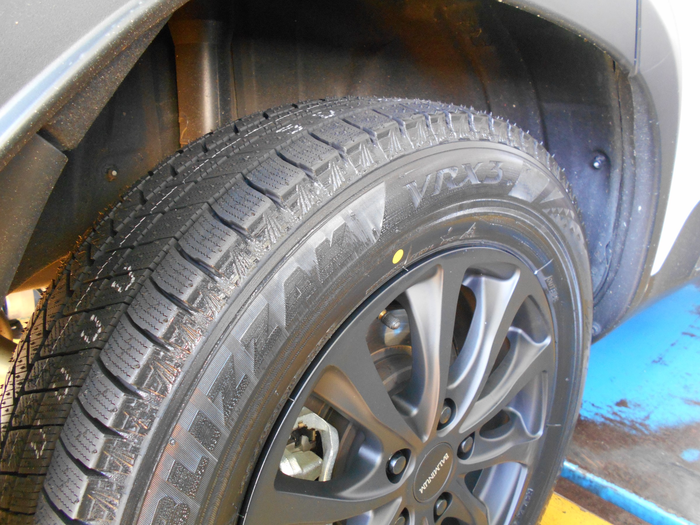 [中古]ヤリスクロス装着　ブラックアルミホイル付きスタッドレスタイヤ 中古]ヤリスクロス装着 ブラックアルミホイル付きスタッドレス