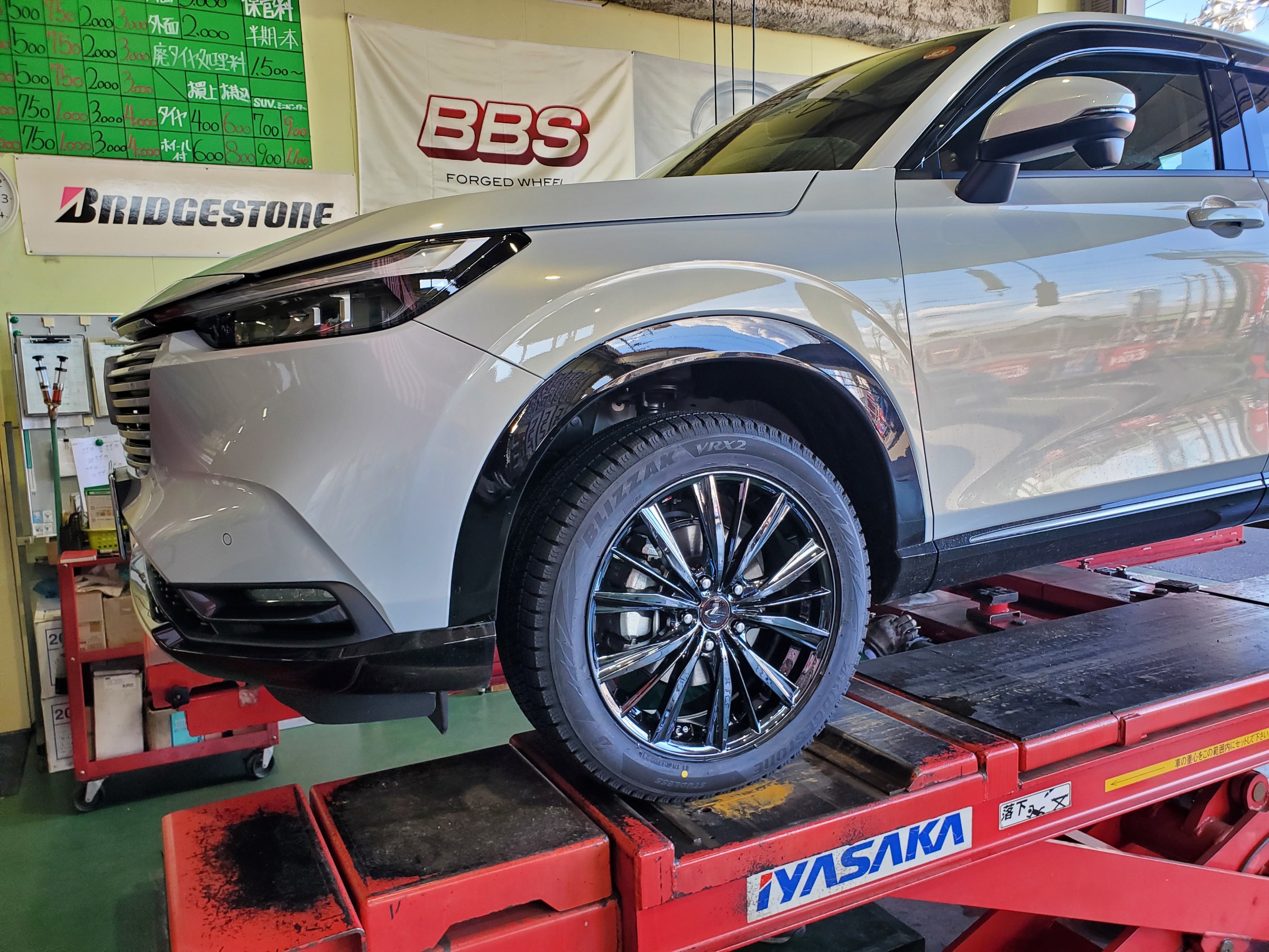 新型ヴェゼルスタッドレスタイヤホイール付き