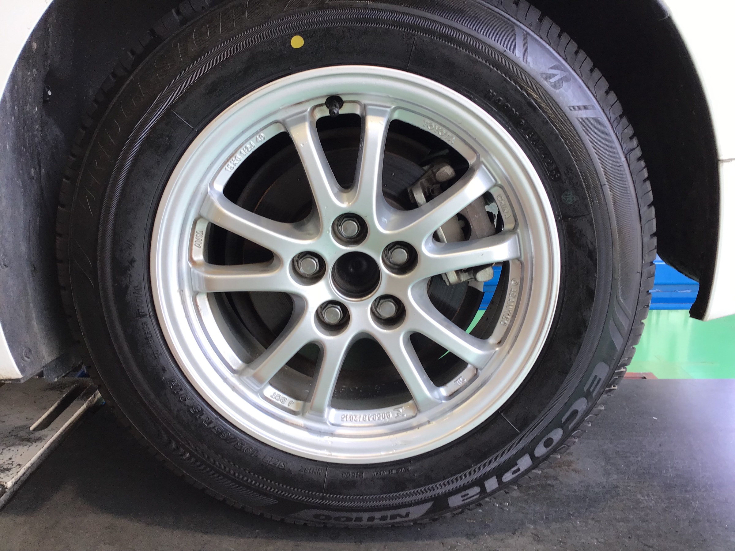 トヨタ「プリウス」 タイヤ交換 195/65R15 | 店舗おススメ情報