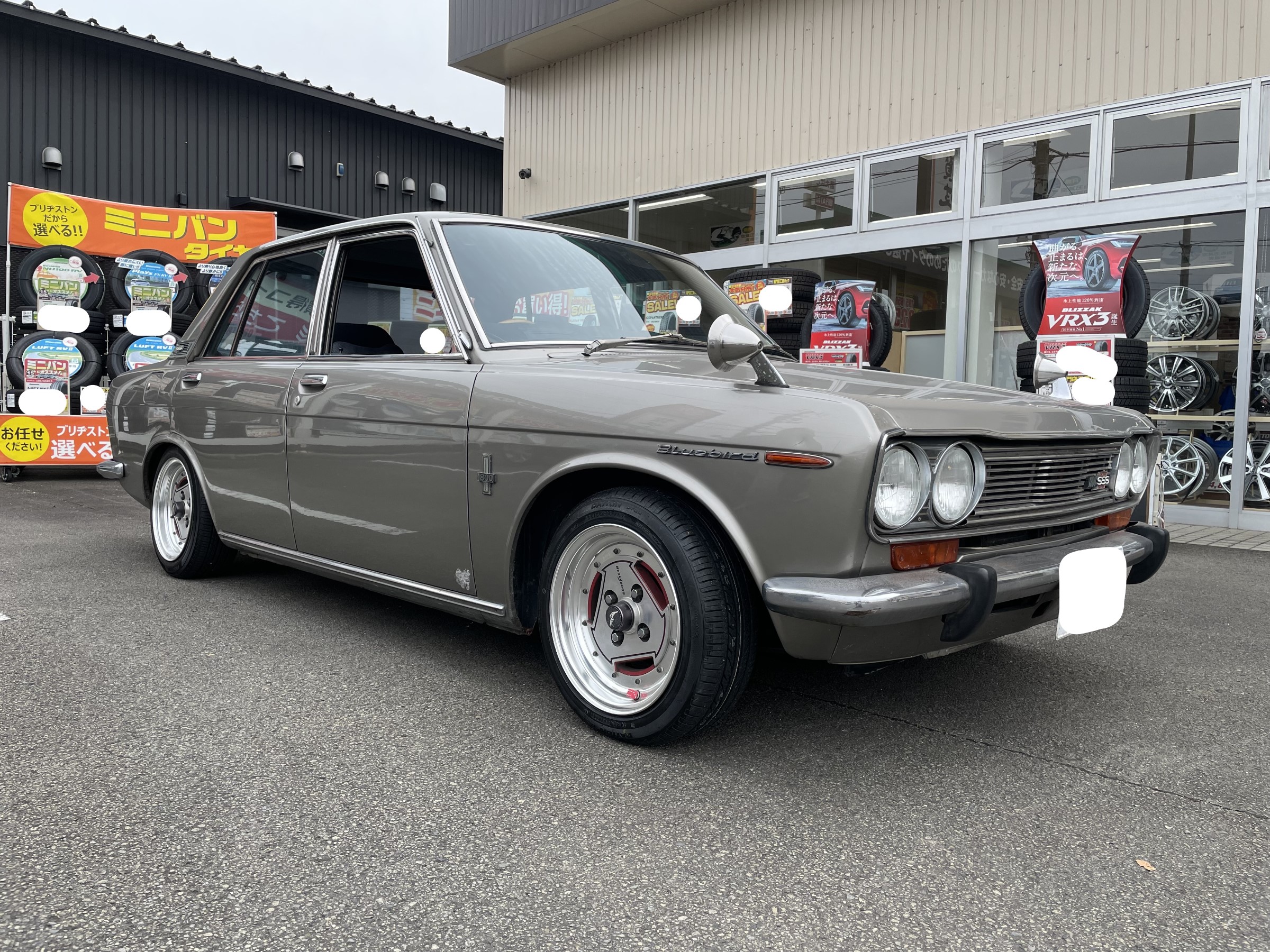 旧車 ブルーバード タイヤ交換 デイトン 日産 ブルーバード タイヤ タイヤ ホイール関連 タイヤ ホイール交換 サービス事例 タイヤ館 新居浜 愛媛県のタイヤ カー用品ショップ タイヤからはじまる トータルカーメンテナンス タイヤ館グループ