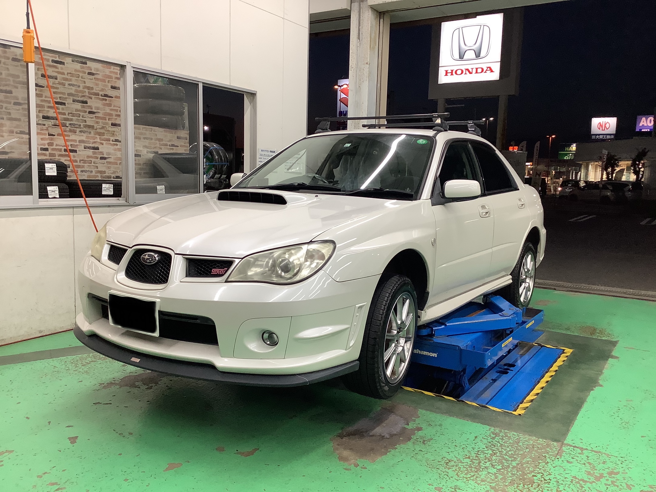 スバル・インプレッサセダンWRX STI〜タイヤ交換 ブリザックVRX3