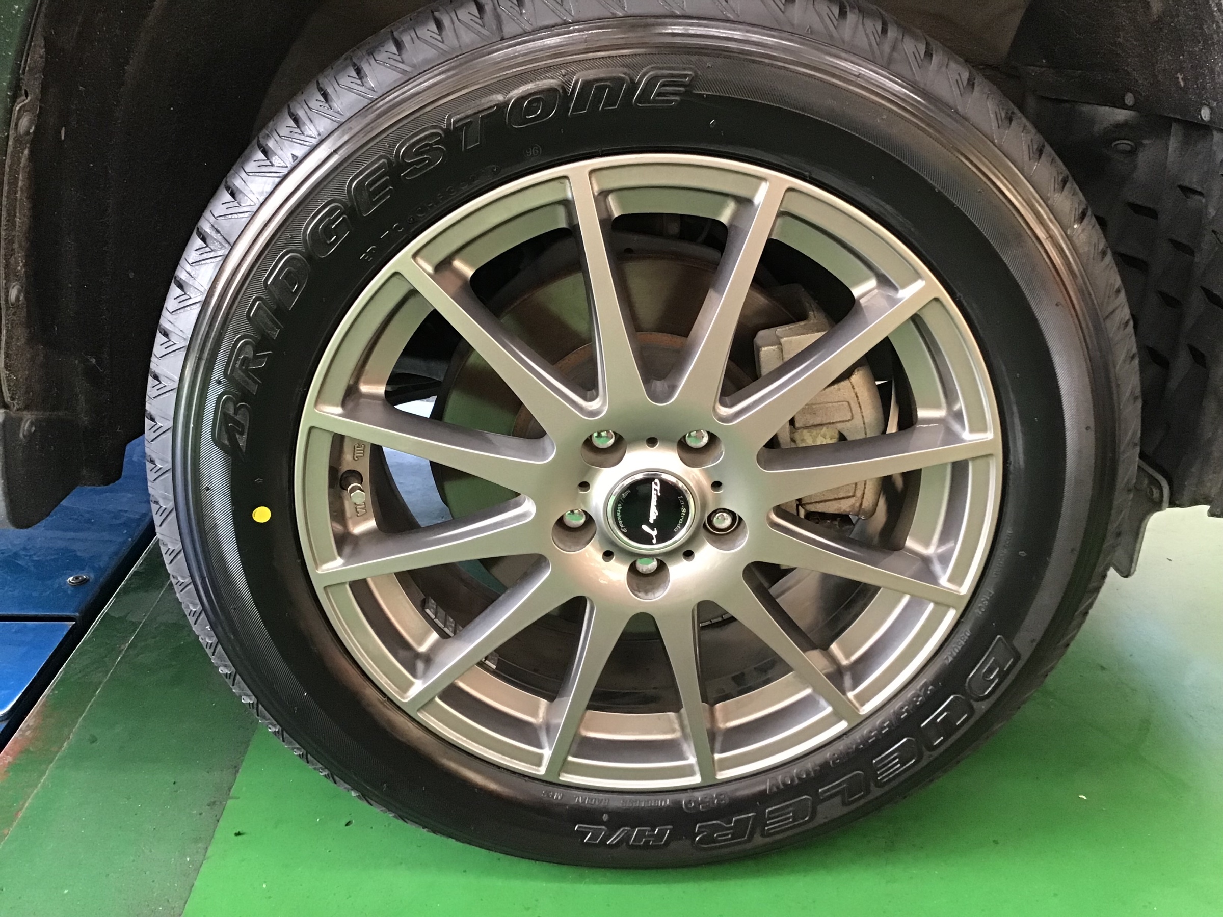 TOYOTA ハリアー 235/55R18 H/L850 タイヤ交換 | サービス事例 | タイヤ館 東大宮バイパス | タイヤからはじまる、トータルカーメンテナンス  タイヤ館グループ