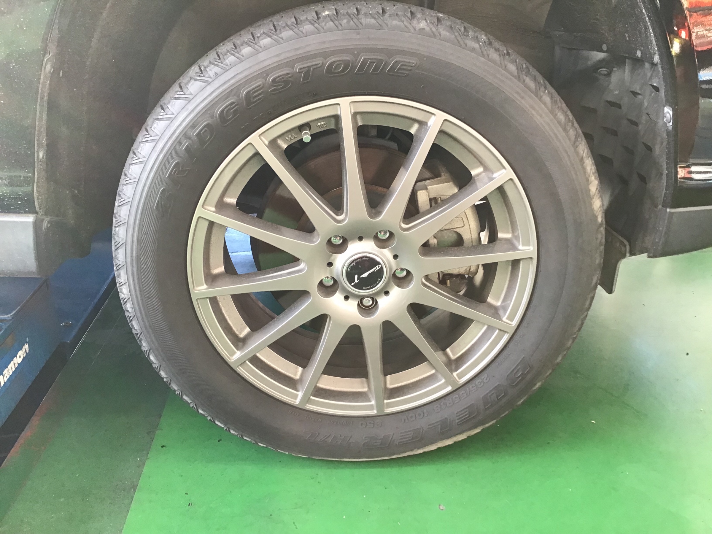 TOYOTA ハリアー 235/55R18 H/L850 タイヤ交換 | サービス事例 | タイヤ館 東大宮バイパス | タイヤからはじまる、トータルカーメンテナンス  タイヤ館グループ