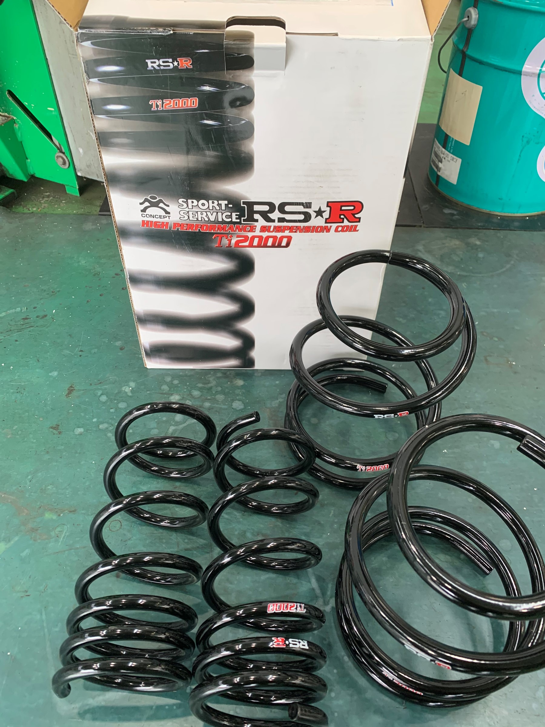 スバルのレヴォーグにRS-Rのダウンサスを装着です(^_-)-☆ | スバル