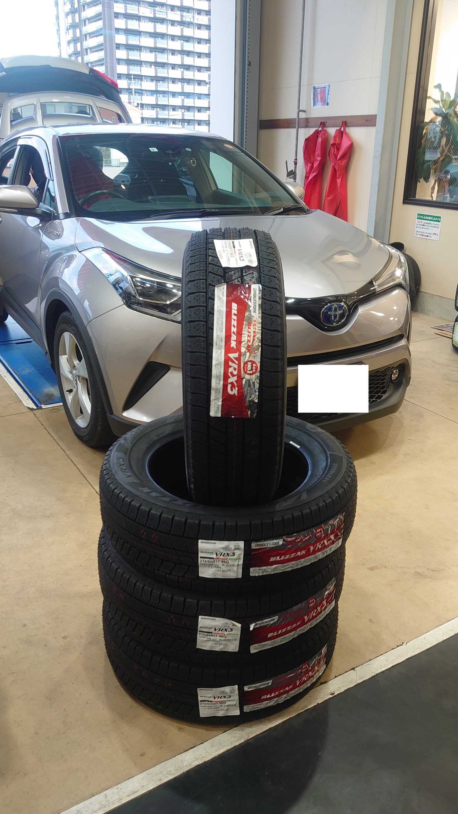 トヨタ C-HR スタッドレスタイヤ交換 215/60R17 VRX3 | トヨタ C-HR