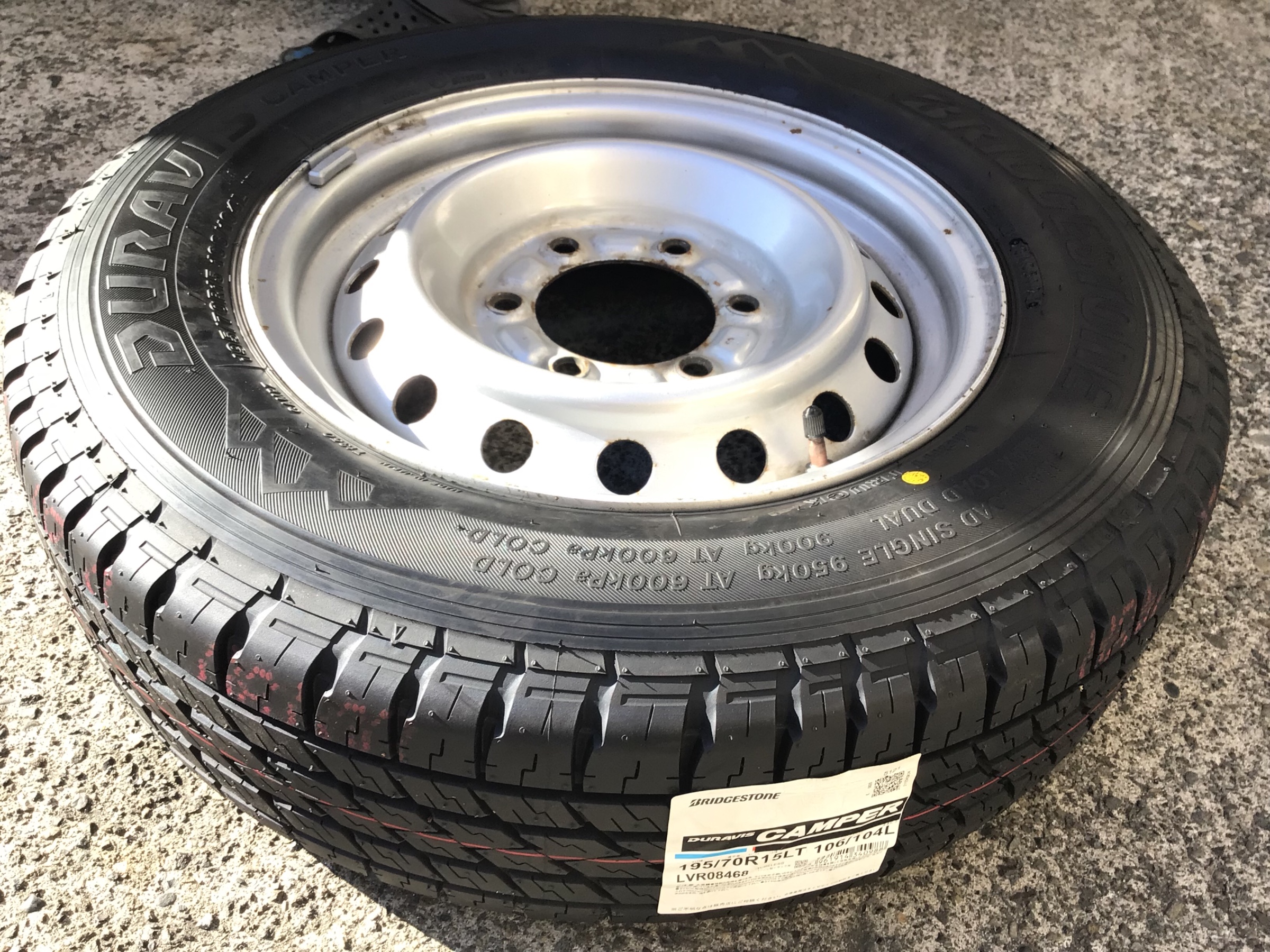 トヨタ トヨエース キャンピングカー スペアタイヤ交換 | トヨタ