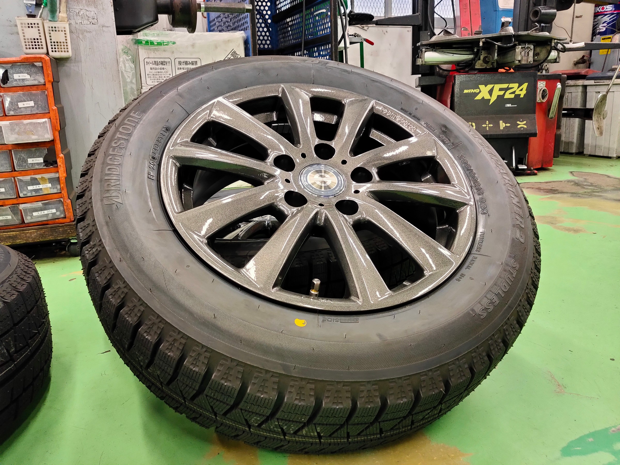 MINI ミニクロスオーバー】タイヤホイールセット取付を行いました