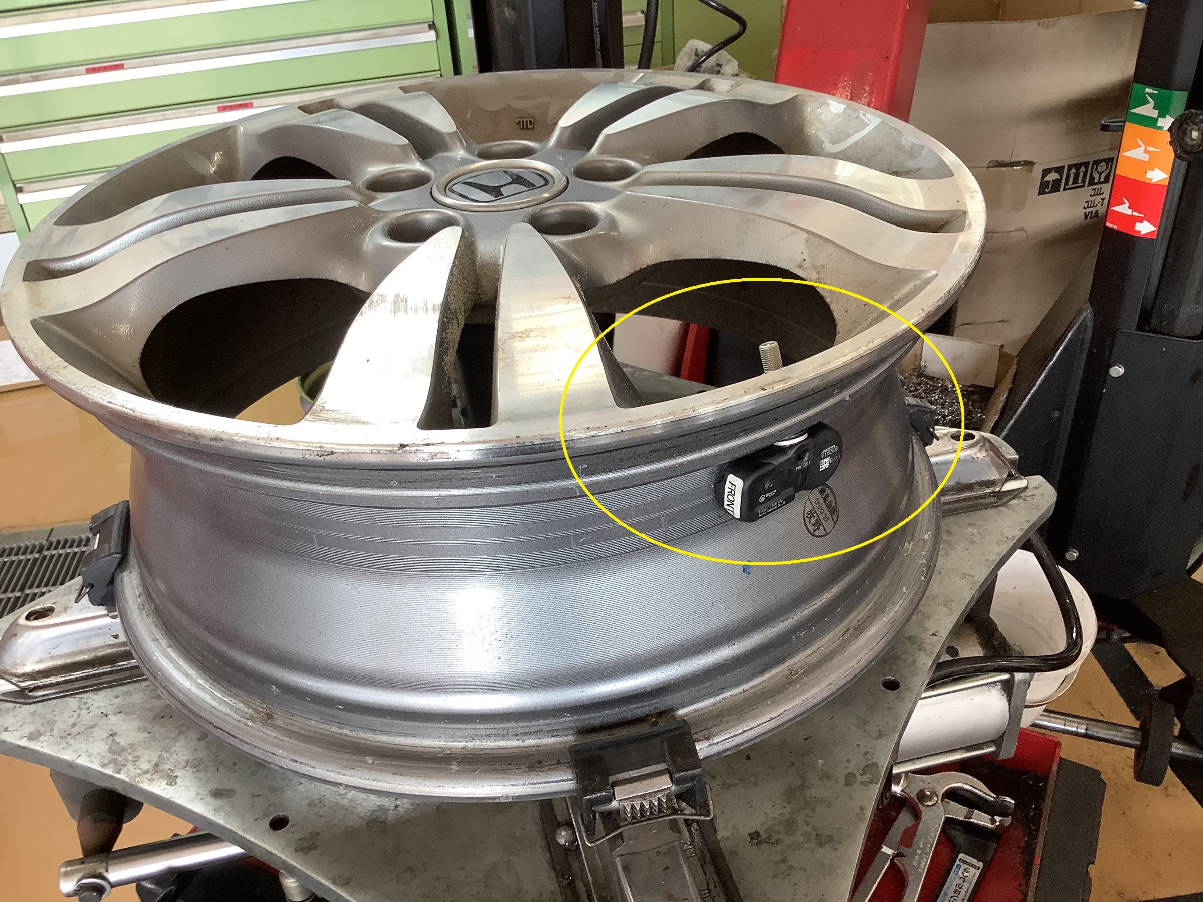 ホンダ ストリーム』+タイヤ交換+TPMS装着 | ホンダ ストリーム タイヤ