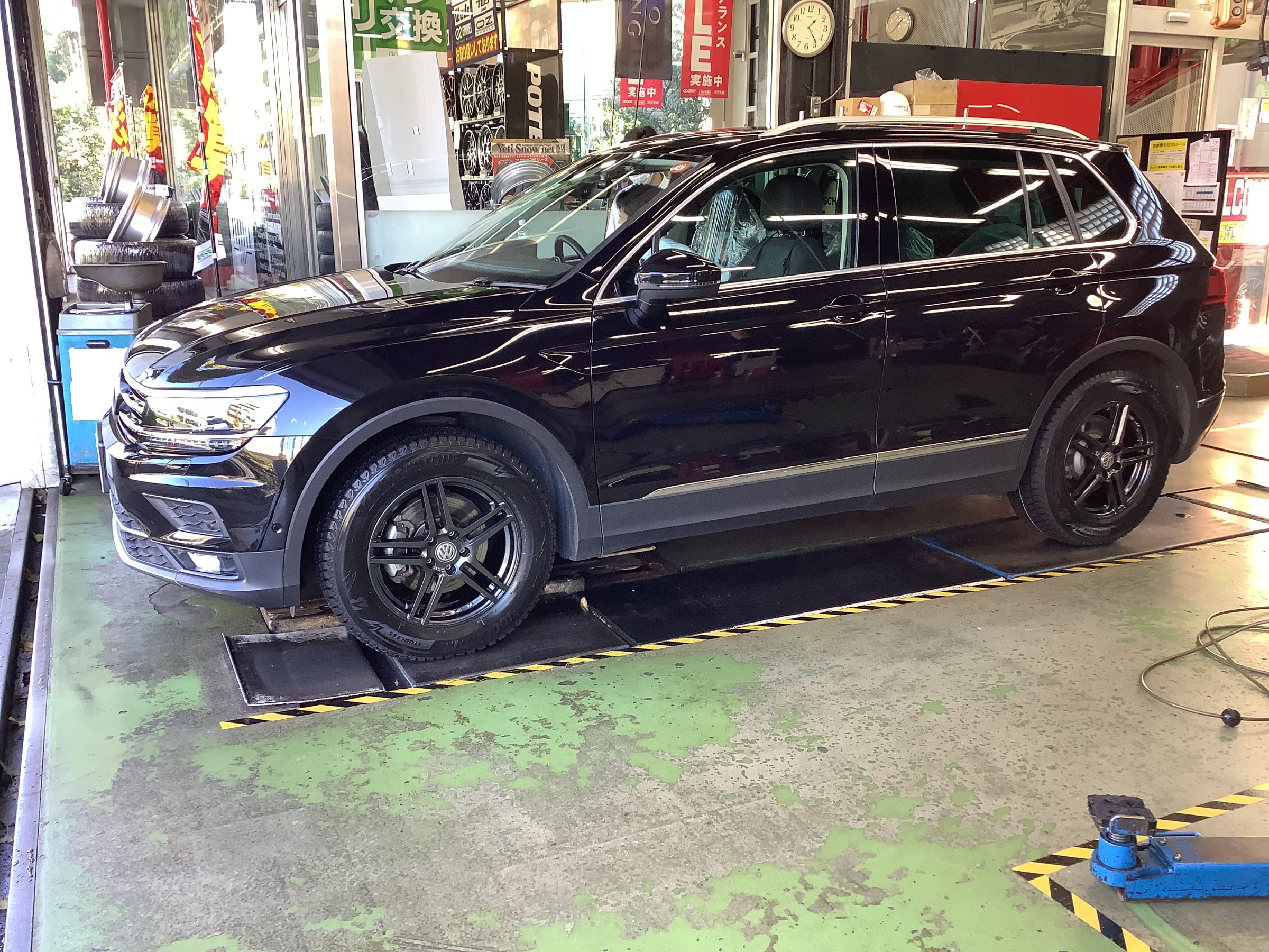 VW ティグアン スタッドレスセット取付 | フォルクスワーゲン ティグアン ホイール タイヤ・ホイール関連 > タイヤ・ホイール交換 | サービス事例 | タイヤ館 パドック246 | 東京都のタイヤ、カー用品ショップ タイヤからはじまる、トータルカーメンテナンス タイヤ館 ... VW ティグアン スタッドレスセット取付 | フォルクスワーゲン ティグアン ホイール タイヤ・ホイール関連 > タイヤ・ホイール交換 | サービス事例 | タイヤ館 パドック246 | 東京都のタイヤ、カー用品ショップ タイヤからはじまる、トータルカーメンテナンス タイヤ館 ...