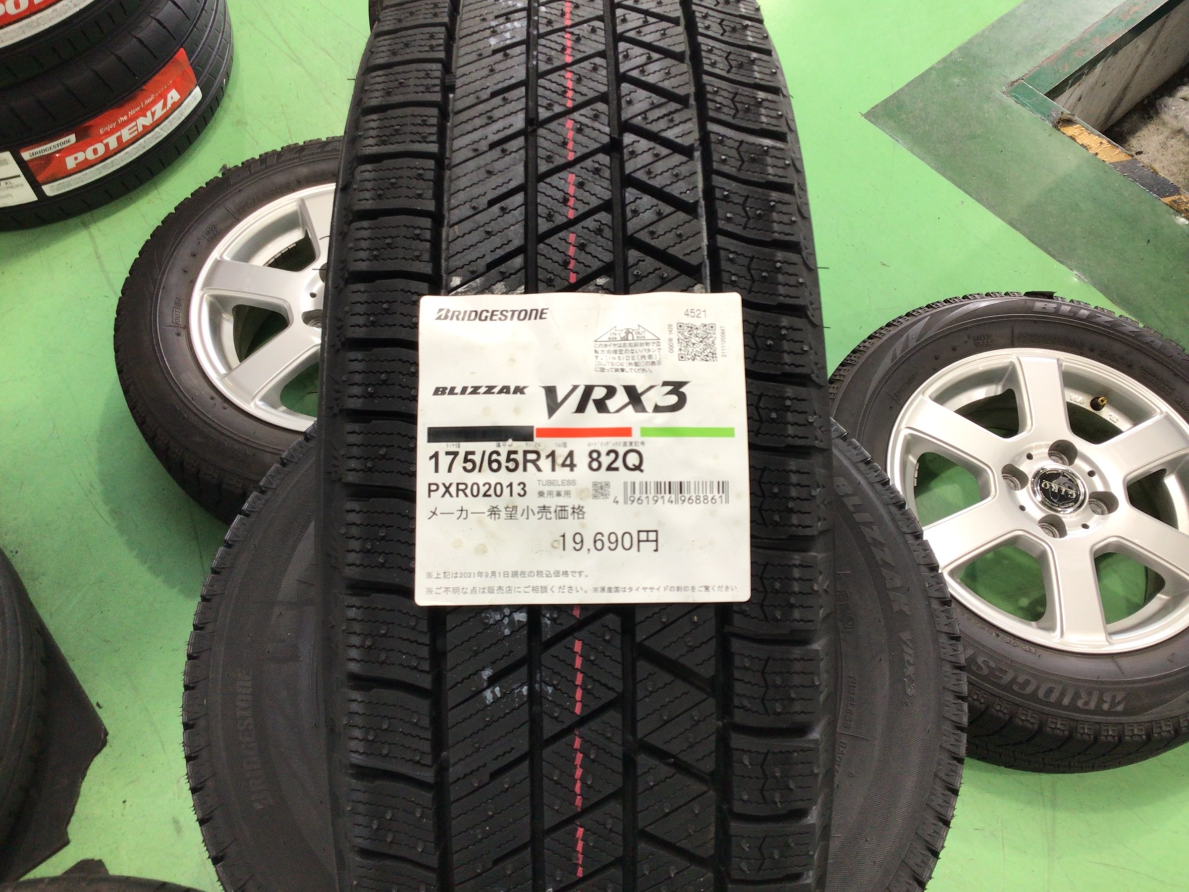 ニッサン キューブ」タイヤ交換＆ハブ防錆【 ブリザックVRX3 175/65R14