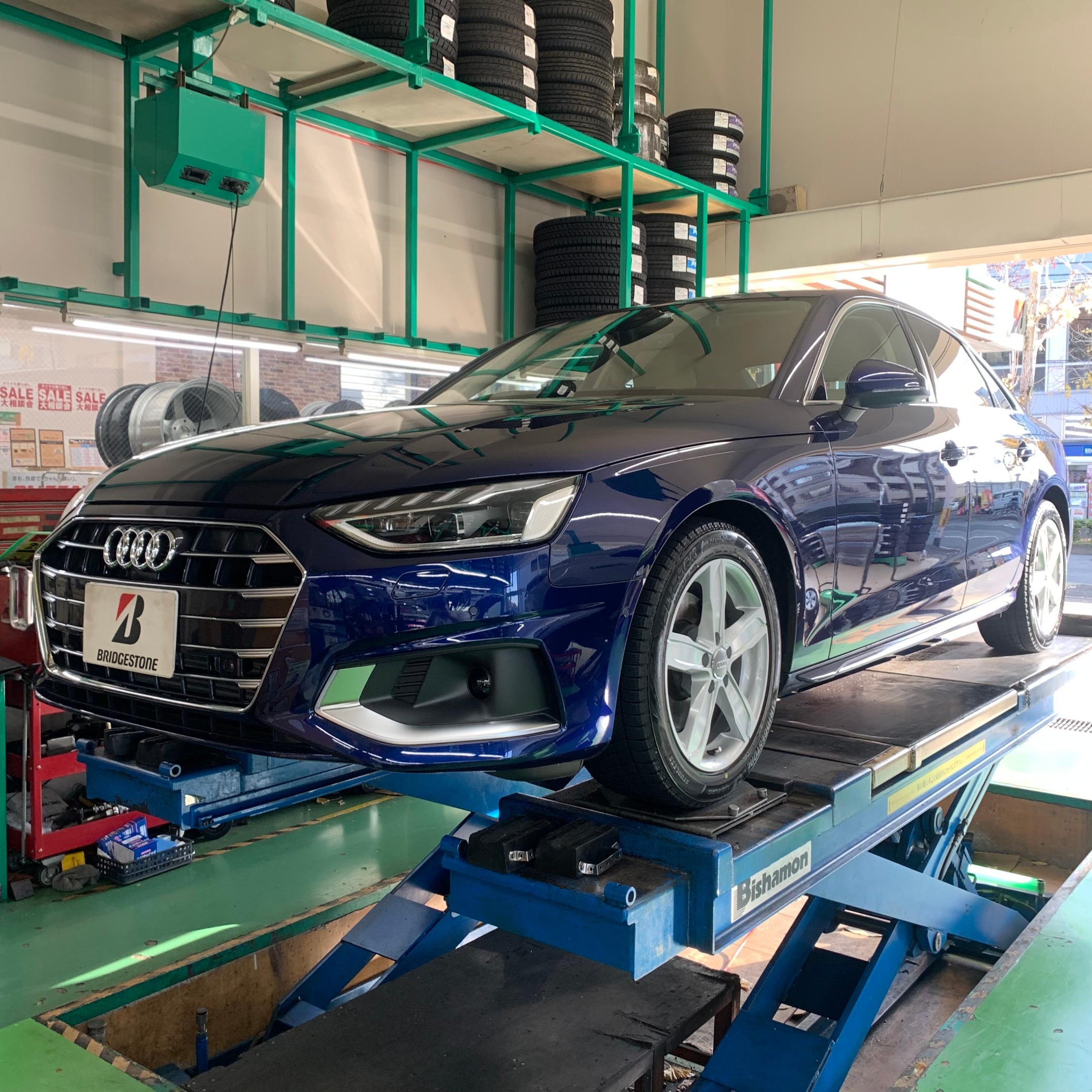 アウディ A4 (B9) に スタッドレスタイヤセット装着 | 店舗お