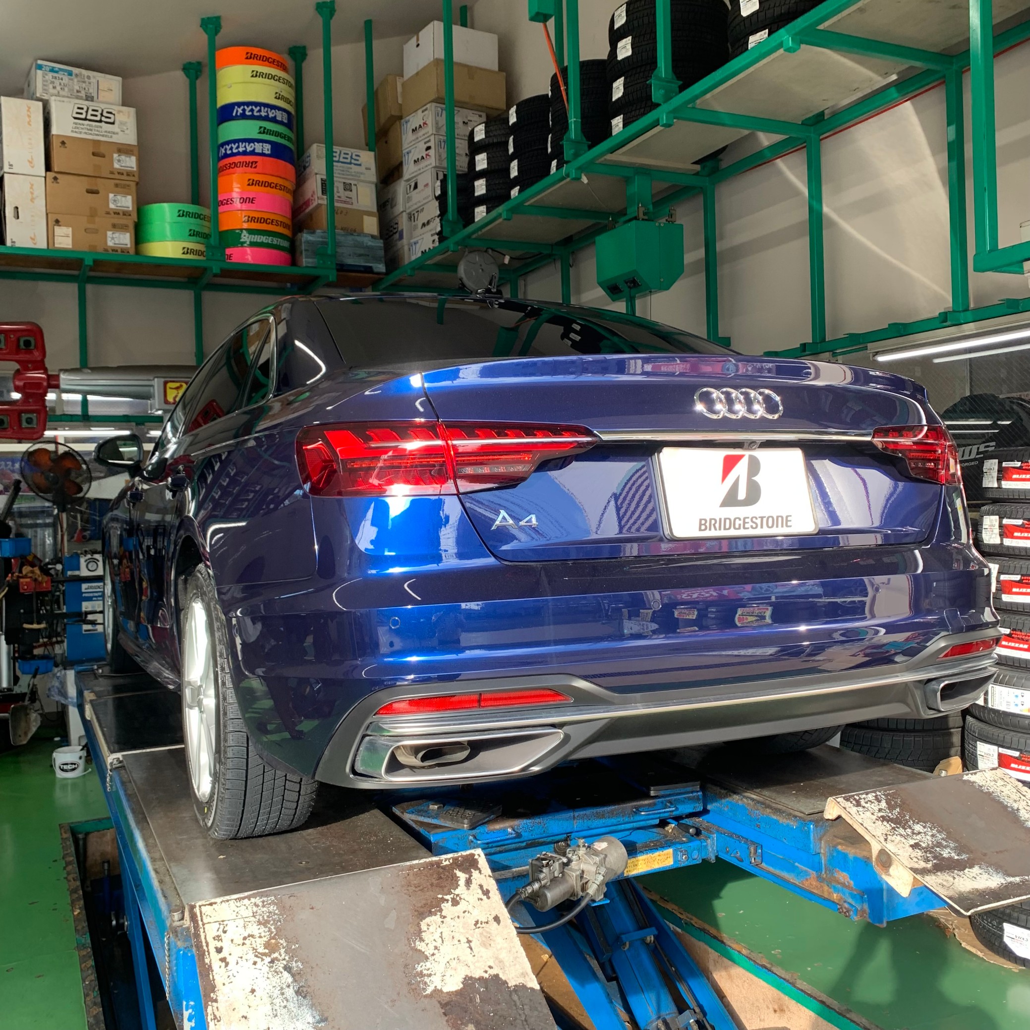 アウディ A4 (B9) に スタッドレスタイヤセット装着 | 店舗お アウディ A4 (B9) に スタッドレスタイヤセット装着 | 店舗お