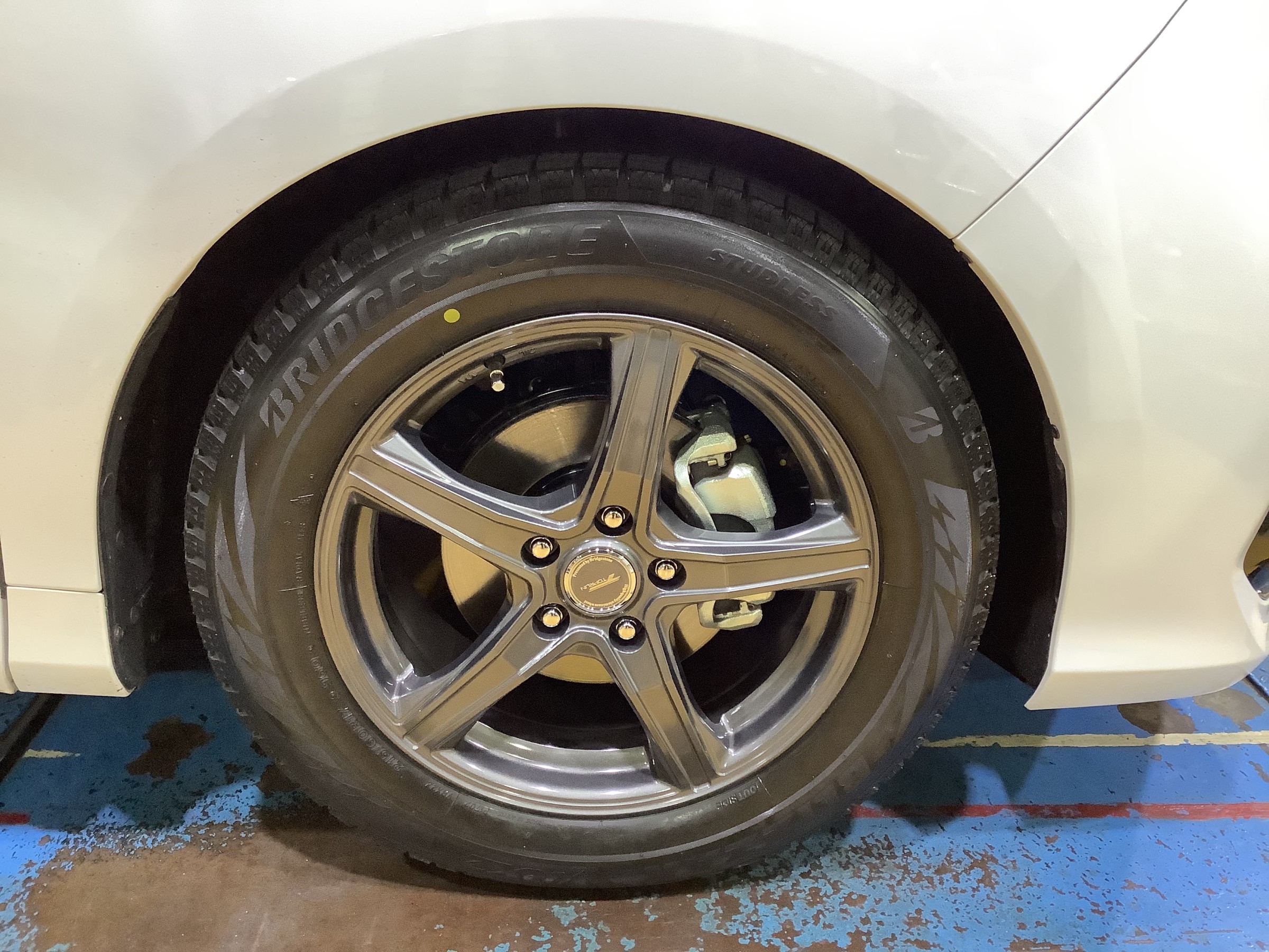 スタッドレスタイヤ＆ホイール交換】ブリザックVRX2 215/60R17