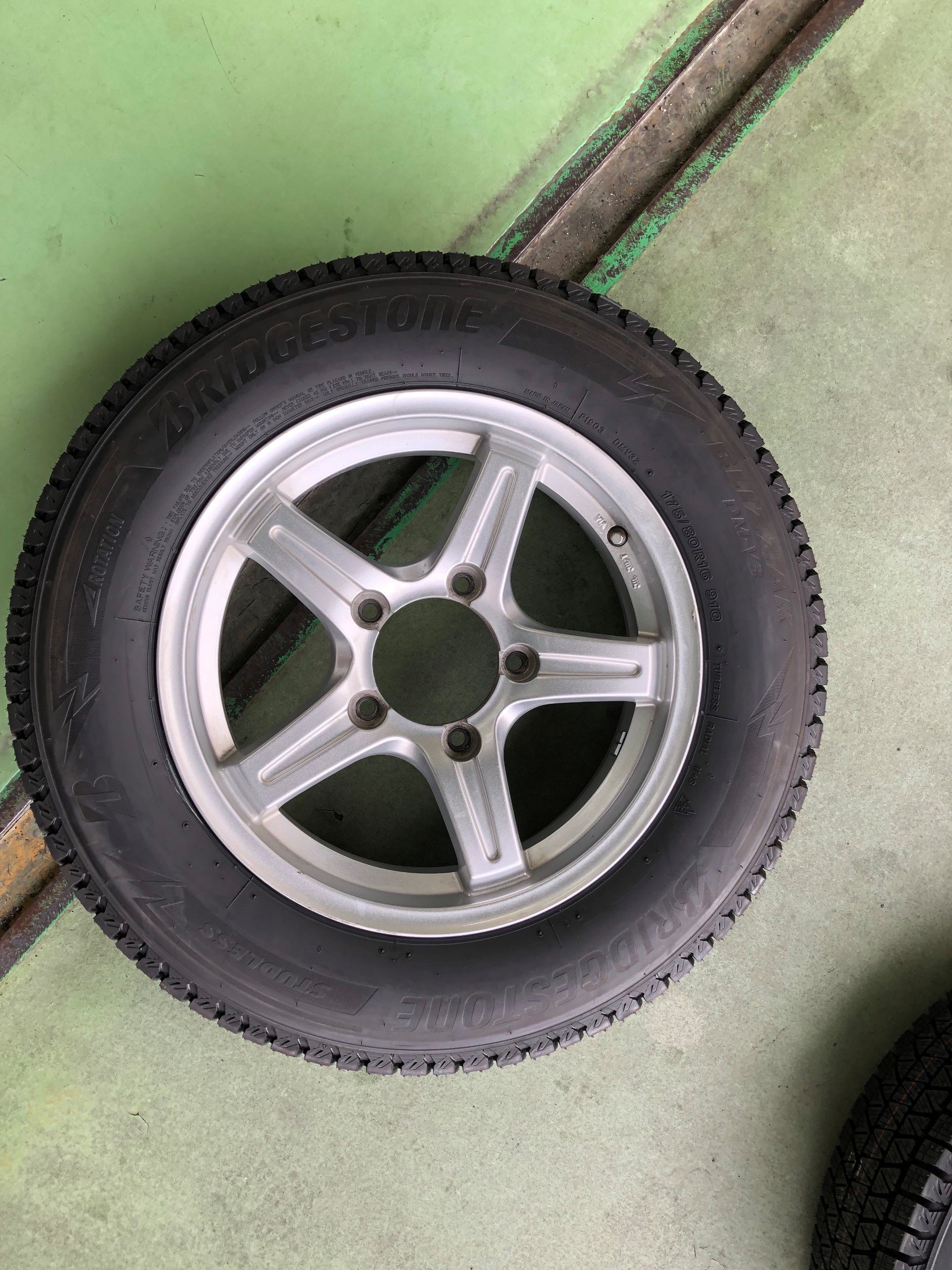 スズキ ジムニー3BA-JB64W にブリヂストン ブリザックDM-V3を装着