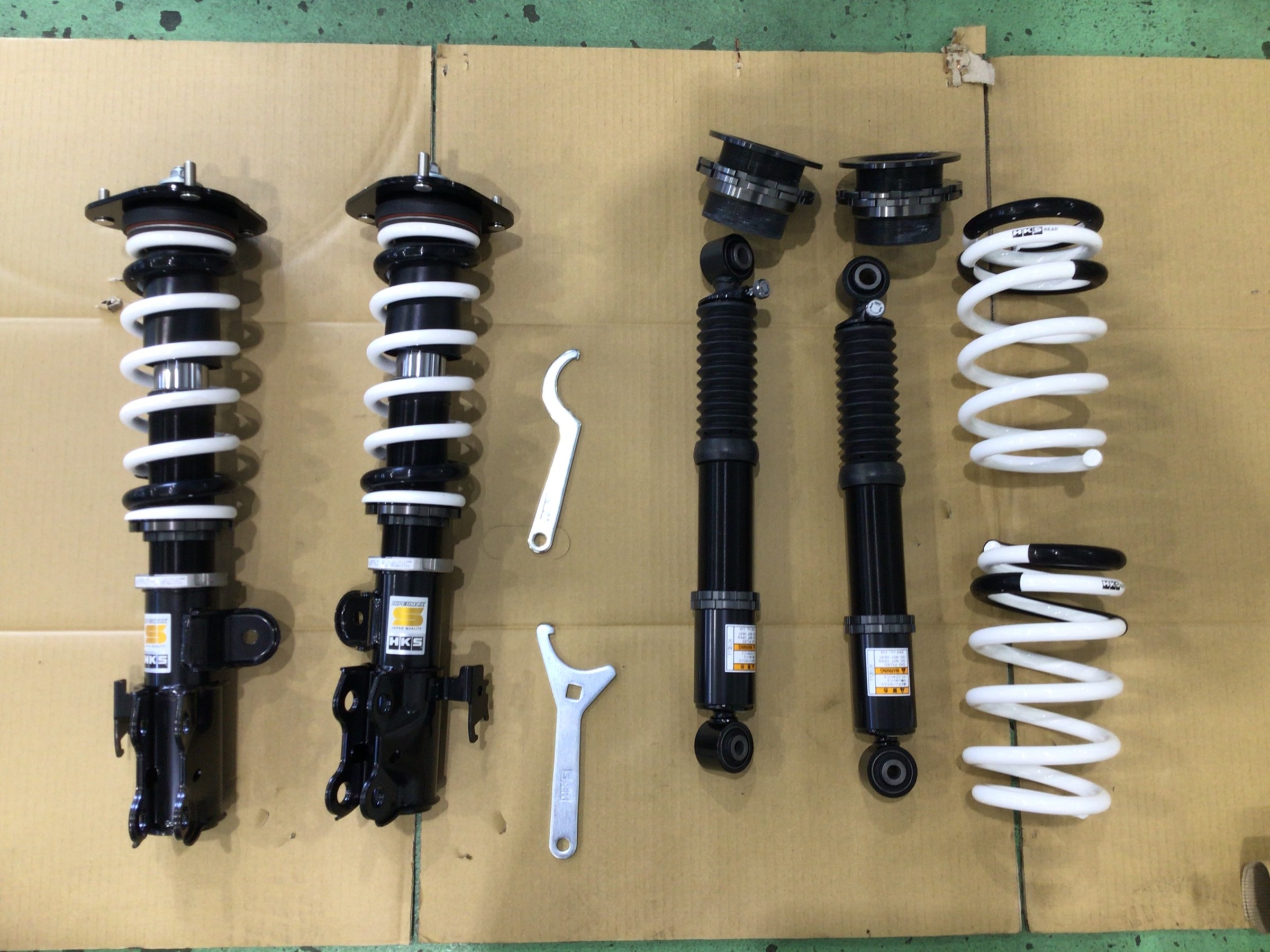 30アルファードにｈｋｓ車高調ハイパーマックスを取付しました サービス事例 タイヤ館 浜松高林店 タイヤからはじまる トータルカーメンテナンス タイヤ館グループ