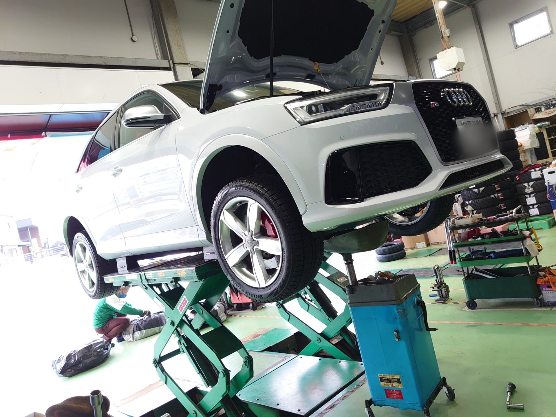 Audi RSQ3 エンジンオイル 交換しました♪ | アウディ RSQ3 メンテナンス商品 オイル関連 > エンジンオイル交換 |  技術サービス施工事例 | タイヤ館 福岡東 | タイヤからはじまる、トータルカーメンテナンス タイヤ館グループ