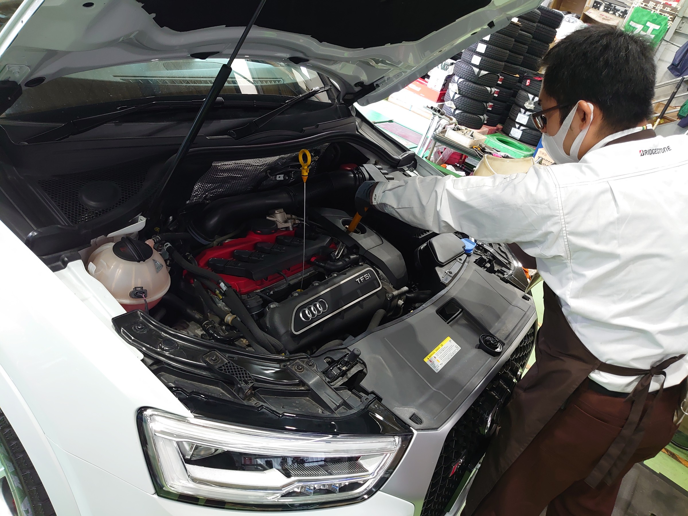 Audi RSQ3 エンジンオイル 交換しました♪ | アウディ RSQ3 メンテナンス商品 オイル関連 > エンジンオイル交換 |  技術サービス施工事例 | タイヤ館 福岡東 | タイヤからはじまる、トータルカーメンテナンス タイヤ館グループ