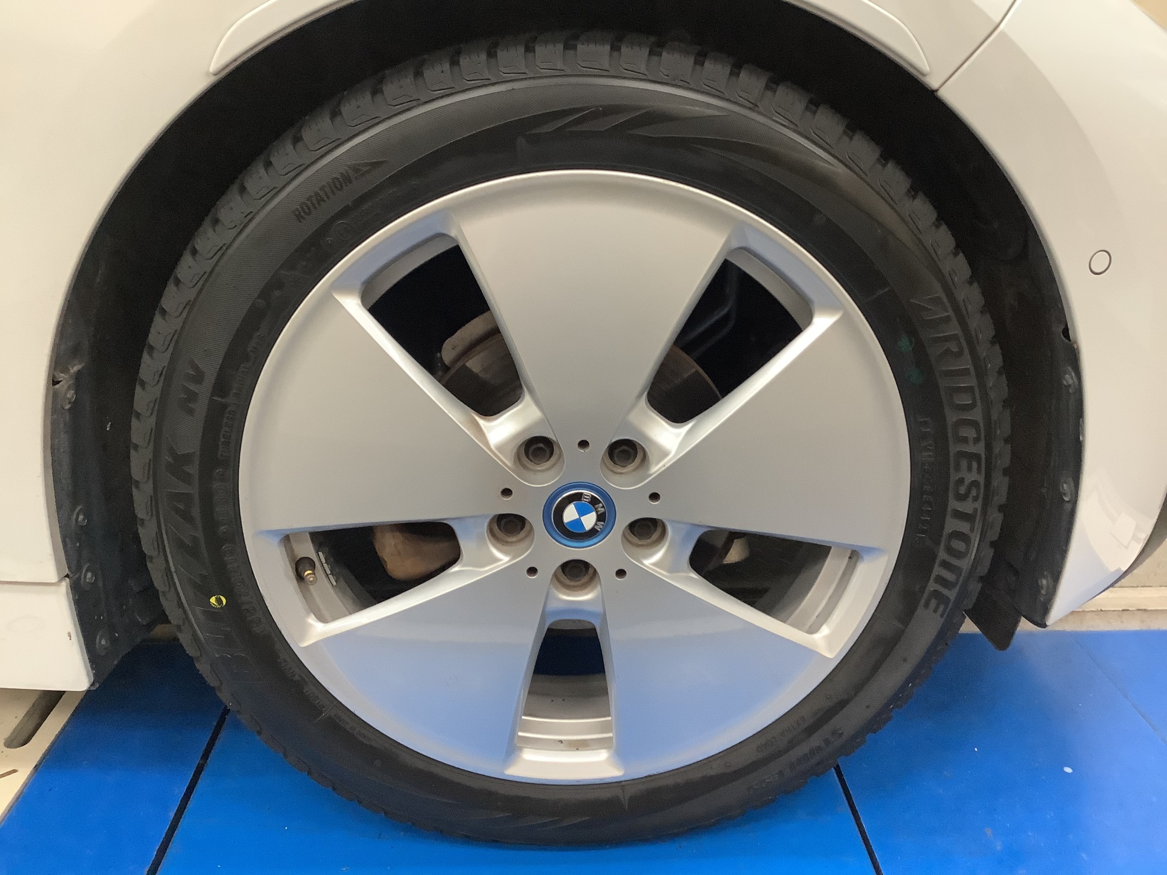 BMW i3 スタッドレスタイヤ交換 BMW i3 タイヤ タイヤ・ホイール関連 > タイヤ・ホイール交換 サービス事例 タイヤ館