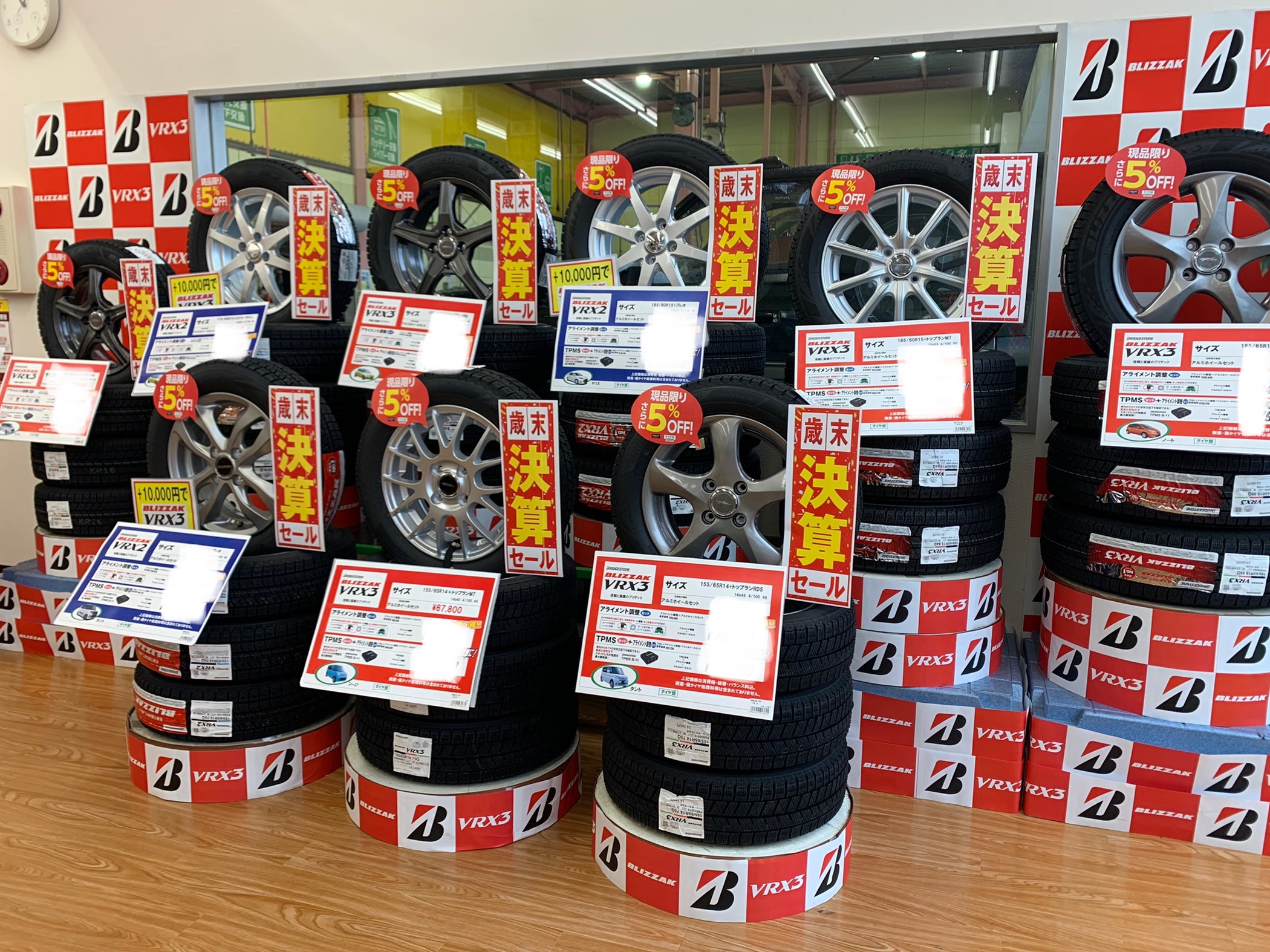 スタッフが撮影加工