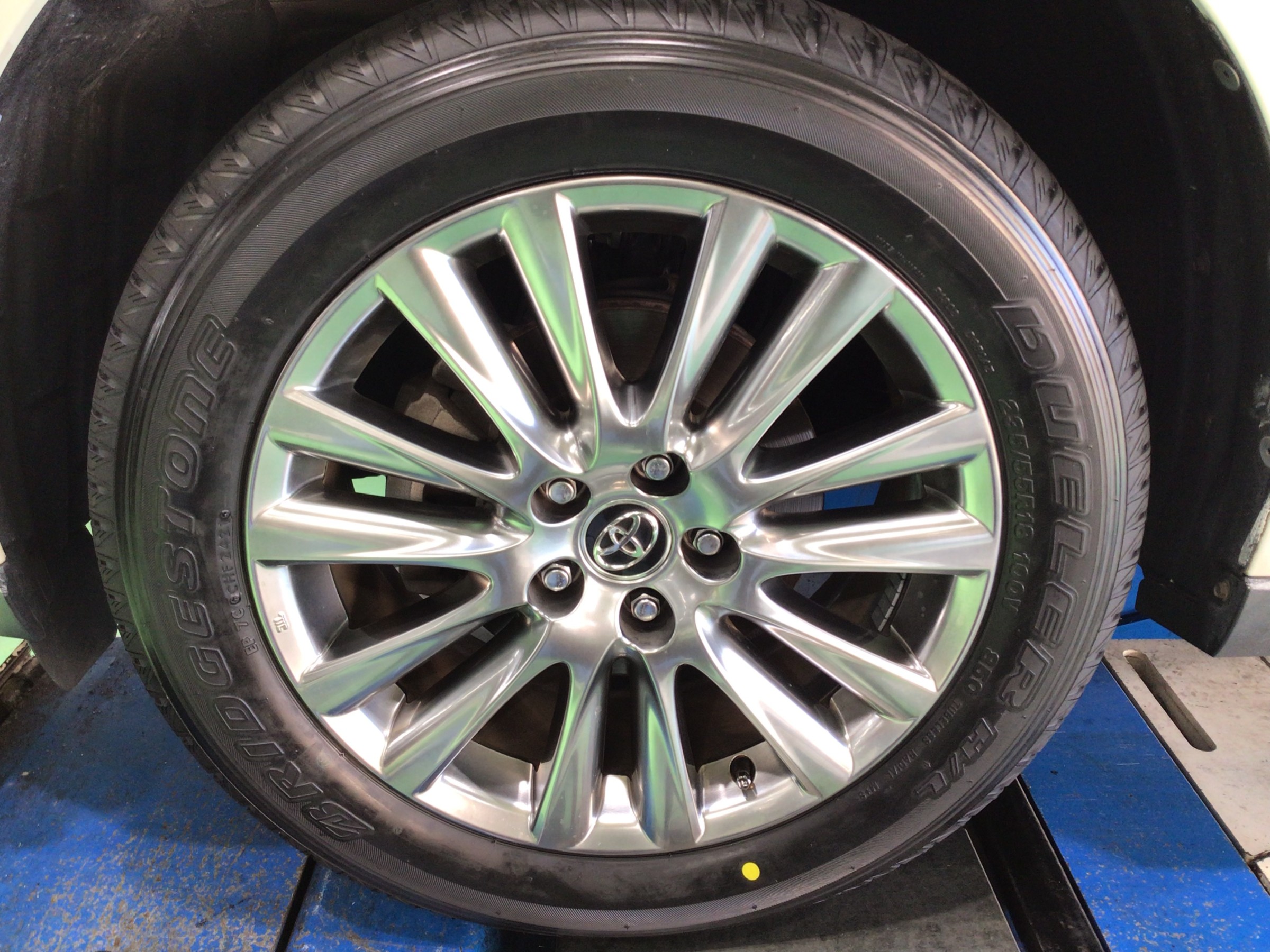 トヨタ ハリアー」タイヤ交換＆ハブ防錆【 DUELER H/L 850 235/55R18