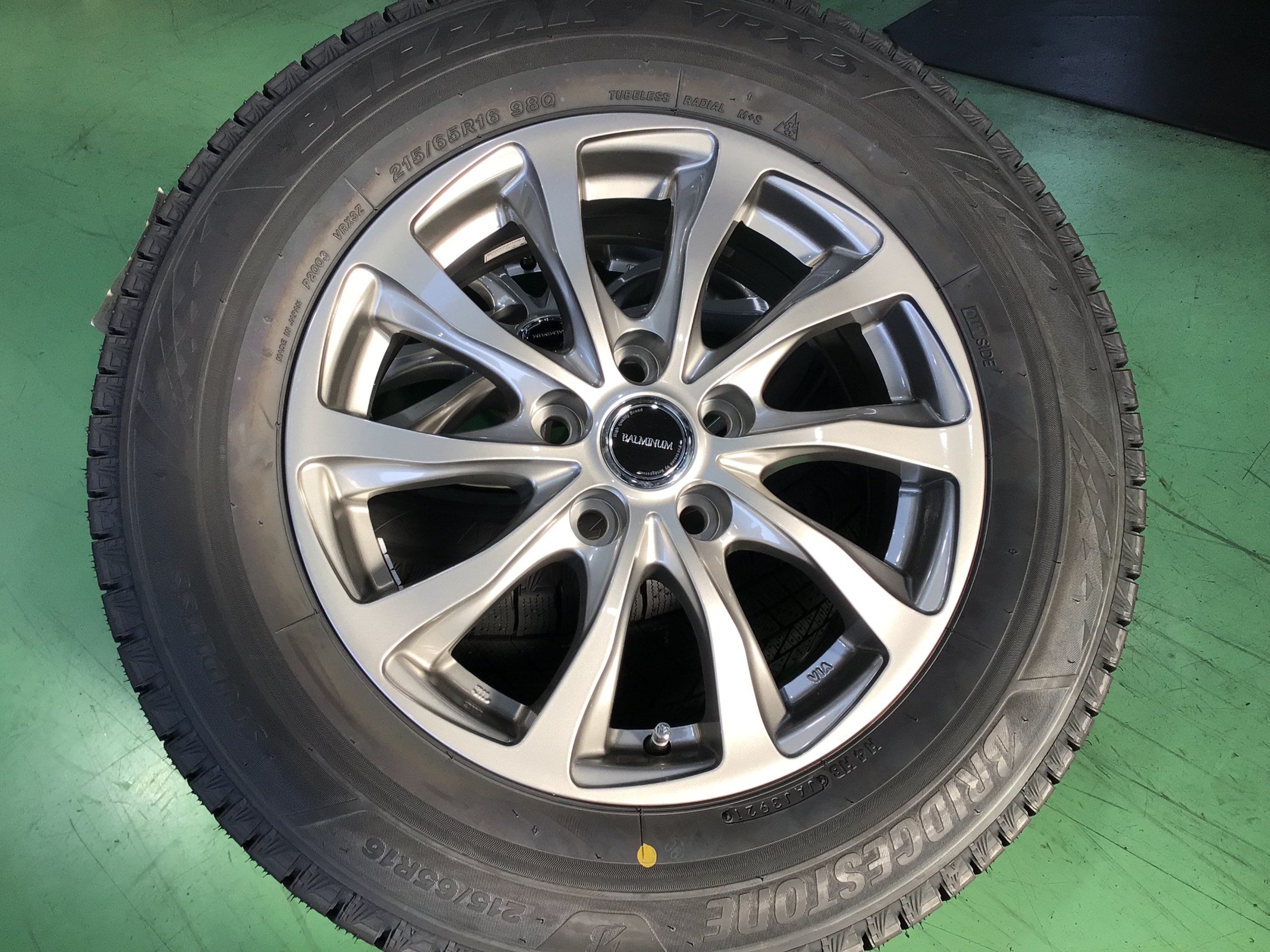 トヨタ RAV4」タイヤ交換【 ブリザックVRX3 215/65R16 】 | 店舗お