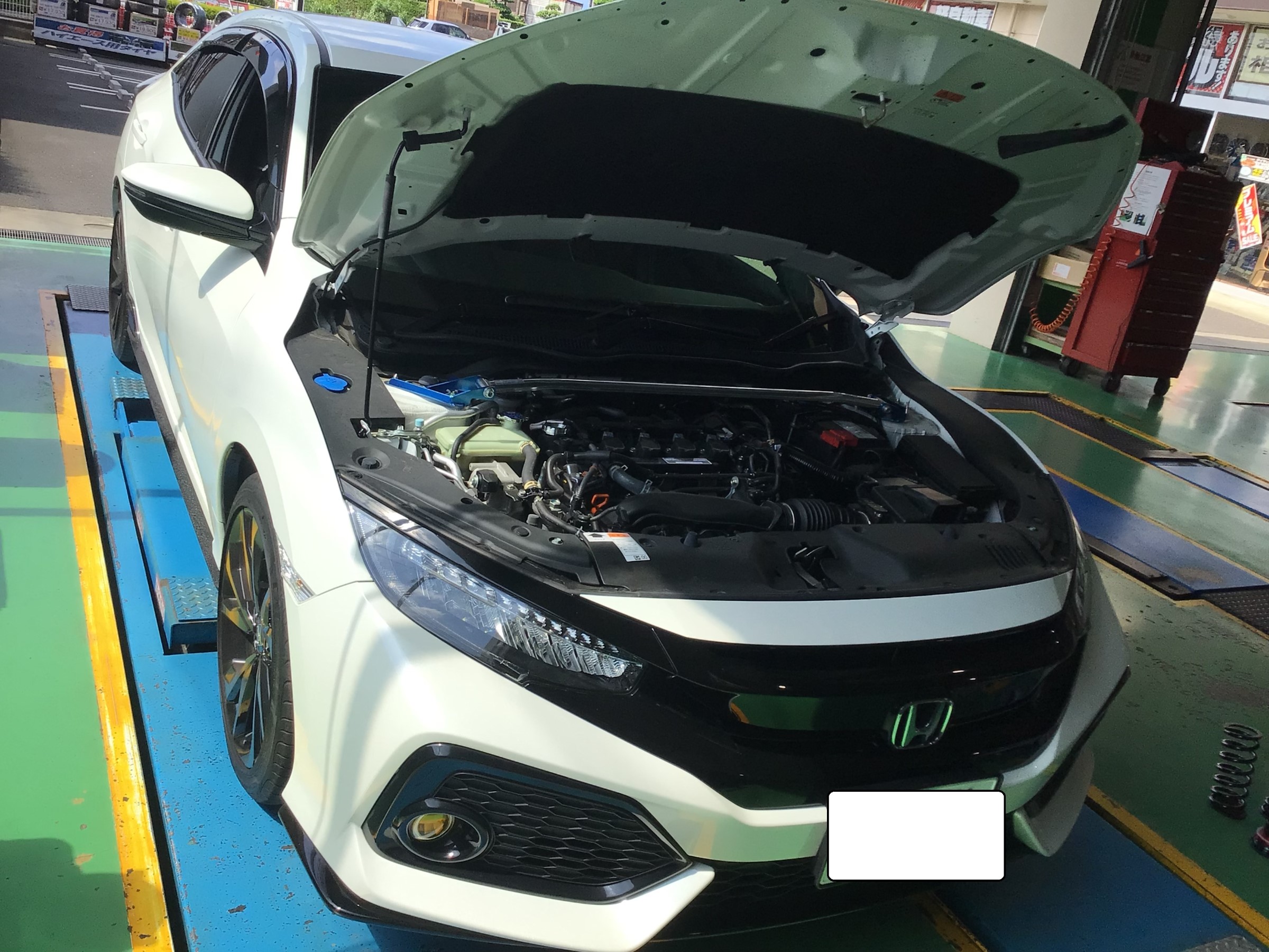 FK7ホンダシビックハッチバック。メイドインジャパンのクスコ車高調