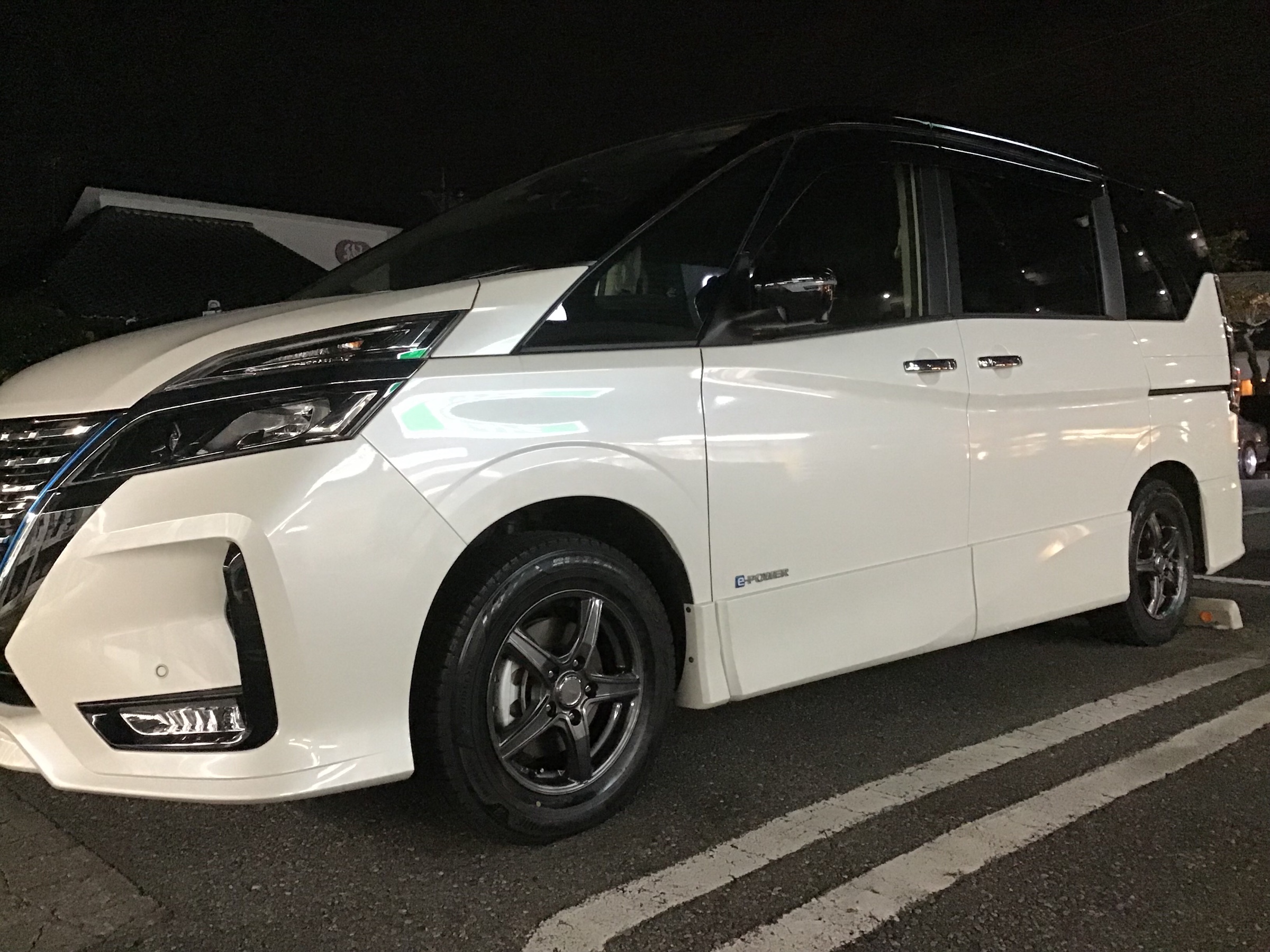 ニッサン・セレナ ブリザックVRX3・トップランVR5取り付け | 日産