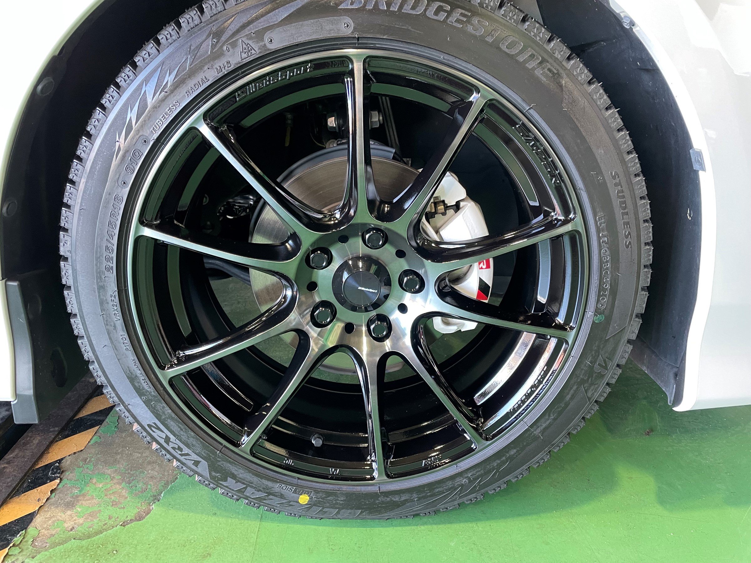 プリウスアルファ スタッドレスタイヤ取付 ウェッズスポーツSA25R 