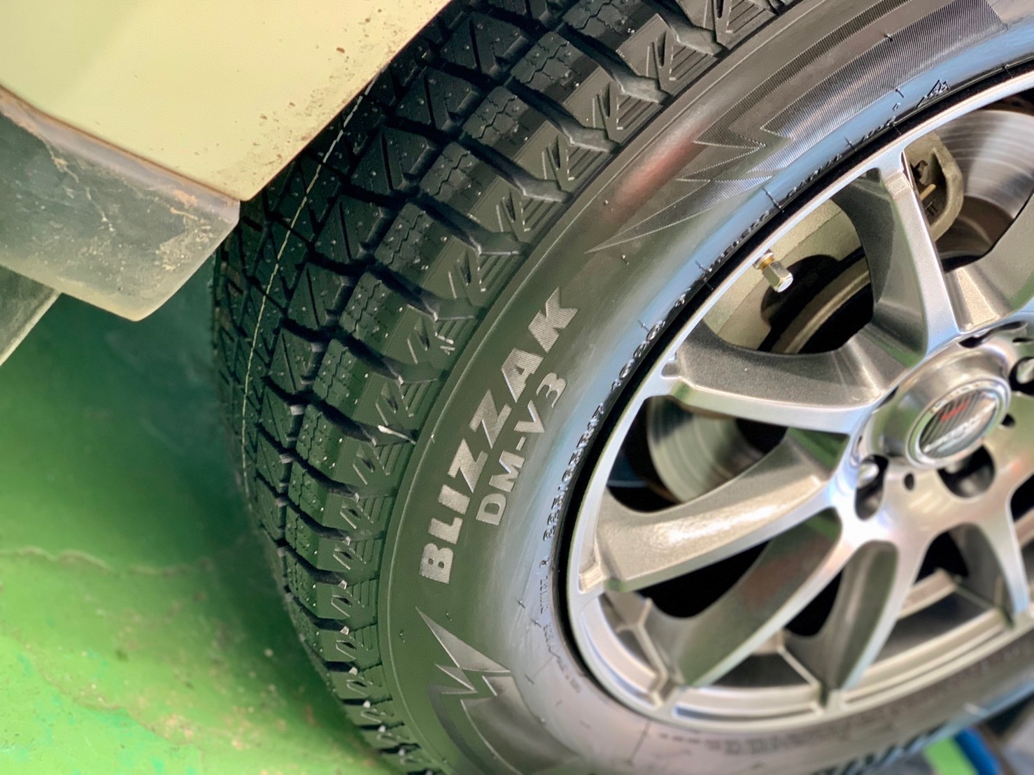 アルファード、ハリアースタッドレスタイヤ交換 | 店舗おススメ