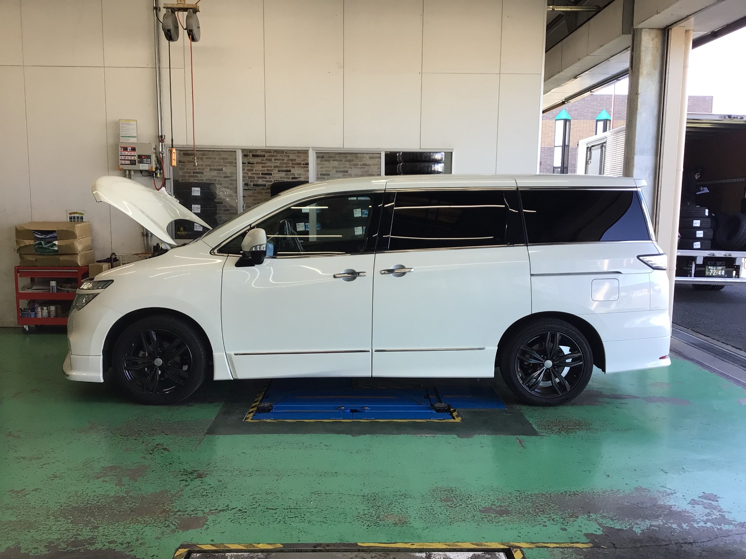 ニッサン エルグランド E52 車高調整キット取付作業！ | 店舗