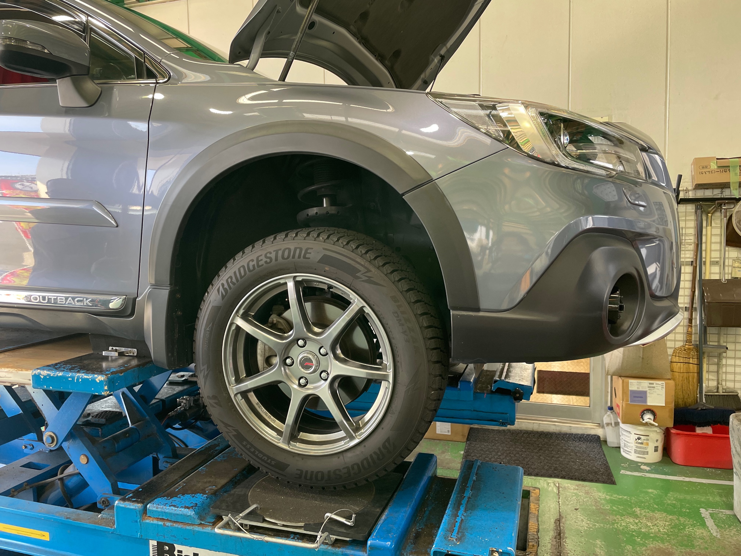 アウトバック ホイール取り付け!(^^)! スバル アウトバック ホイール タイヤ・ホイール関連 > タイヤ・ホイール交換 サービス