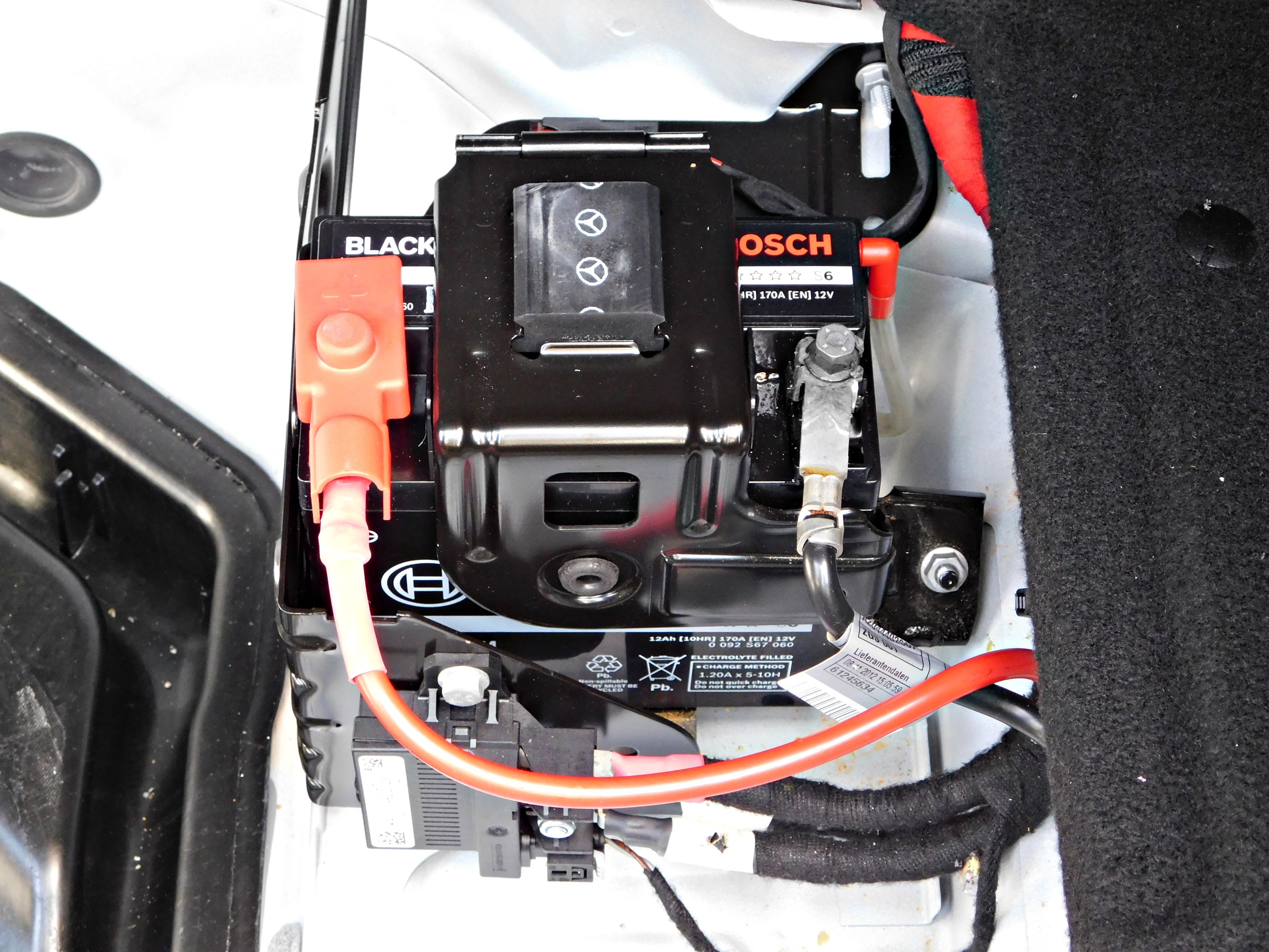 MB C180(W204) サブバッテリー交換！ (BOSCH BLACK-AGM BLA-12) メルセデス・ベンツ Cクラス メンテナンス商品  サービス事例 タイヤ館 倉吉 タイヤからはじまる、トータルカーメンテナンス タイヤ館グループ