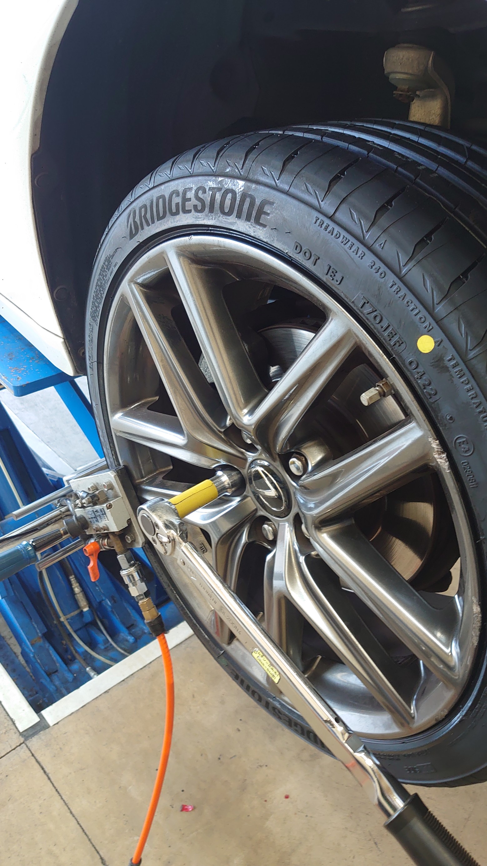 レクサス IS300h タイヤ交換＋アライメント調整 225/40R18 255/35R18