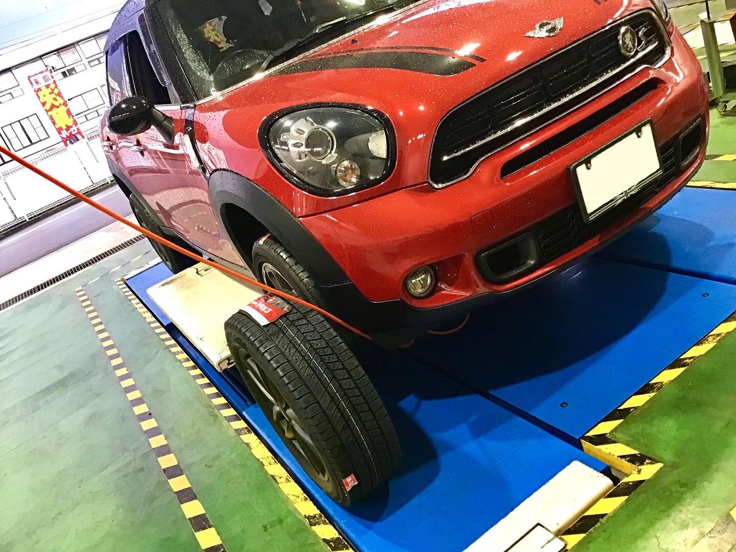 R60 MINI CooperSD】スタッドレスタイヤ交換作業！！ | 店舗お