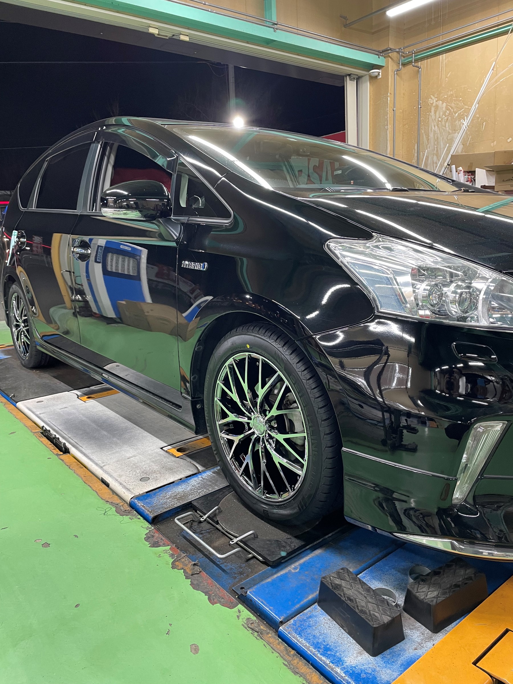 プリウスα(ZVW30W)にタイヤ・ホイールSET取り付け♪ | 店舗お