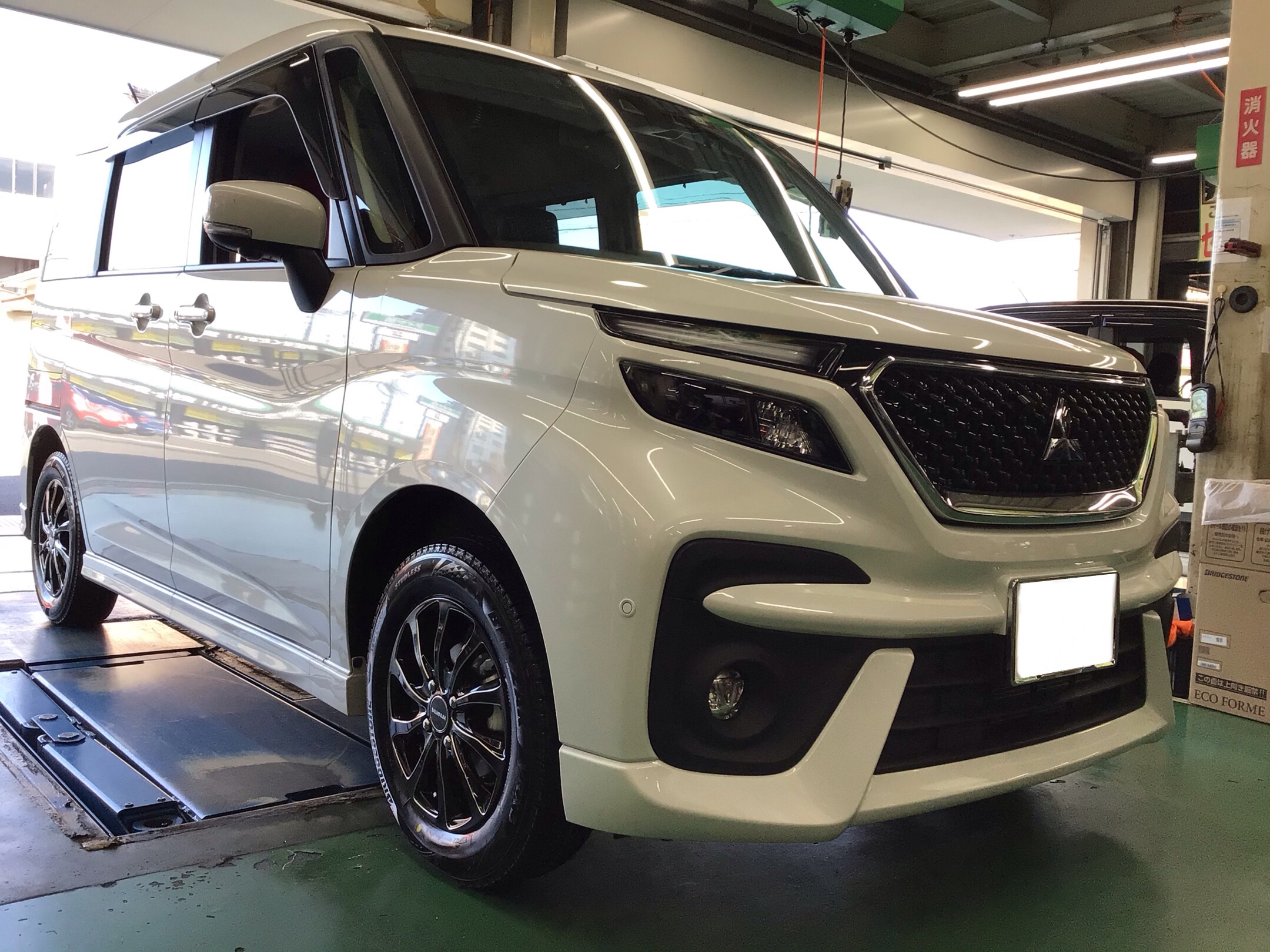 スタッドレスタイヤ装着作業 三菱 デリカD:2カスタム | 店舗お