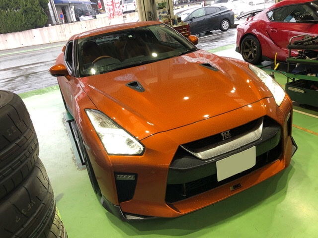 日産 R35 Gt R タイヤ交換をしましたっ 日産 Gt R タイヤ タイヤ ホイール関連 タイヤ ホイール交換 技術サービス施工事例 タイヤ館 福岡東 タイヤからはじまる トータルカーメンテナンス タイヤ館グループ