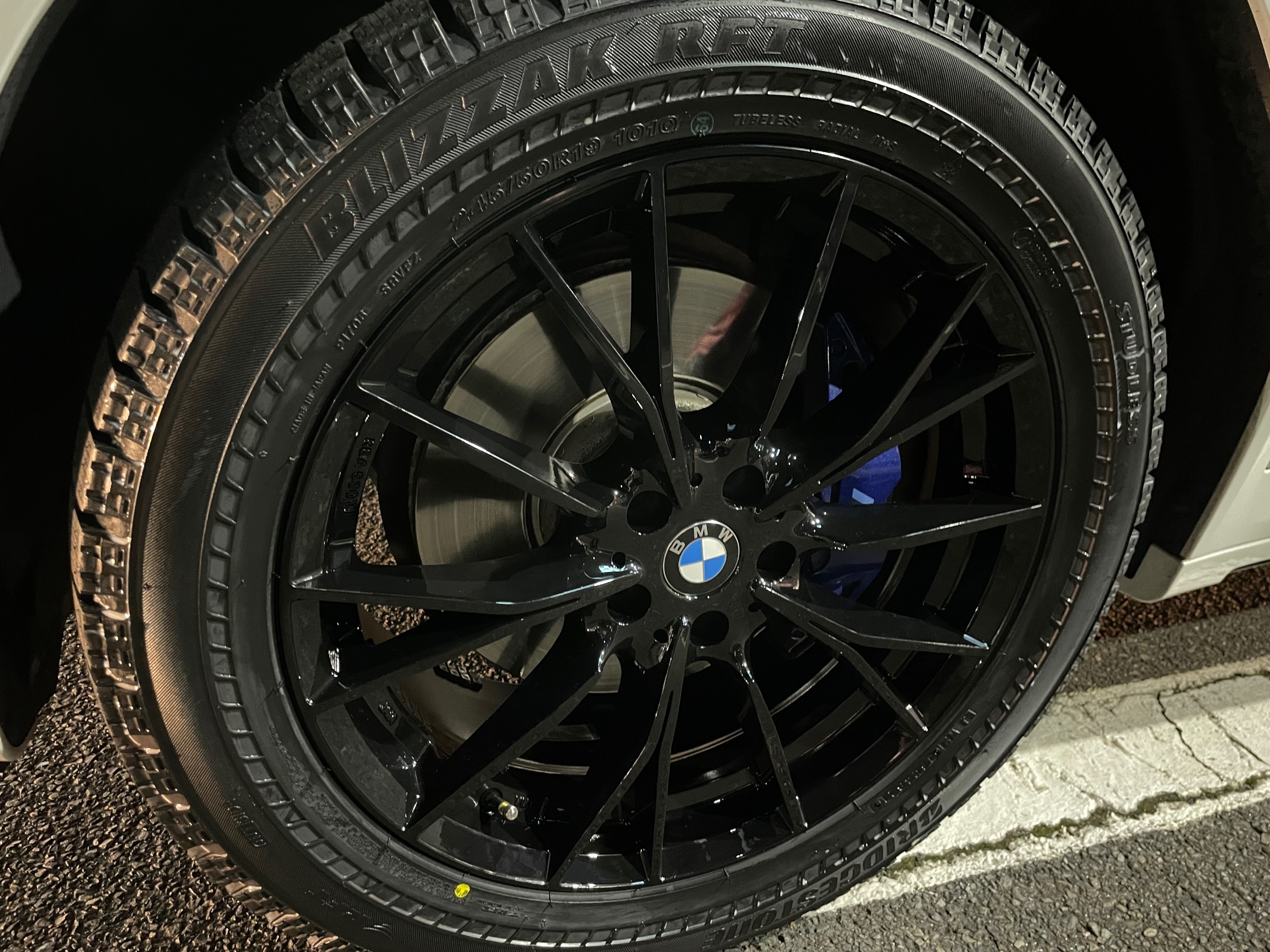 BMW X3 に スタッドレスタイヤ 取付 させていただきました BMW X3 に スタッドレスタイヤ 取付 させていただきました
