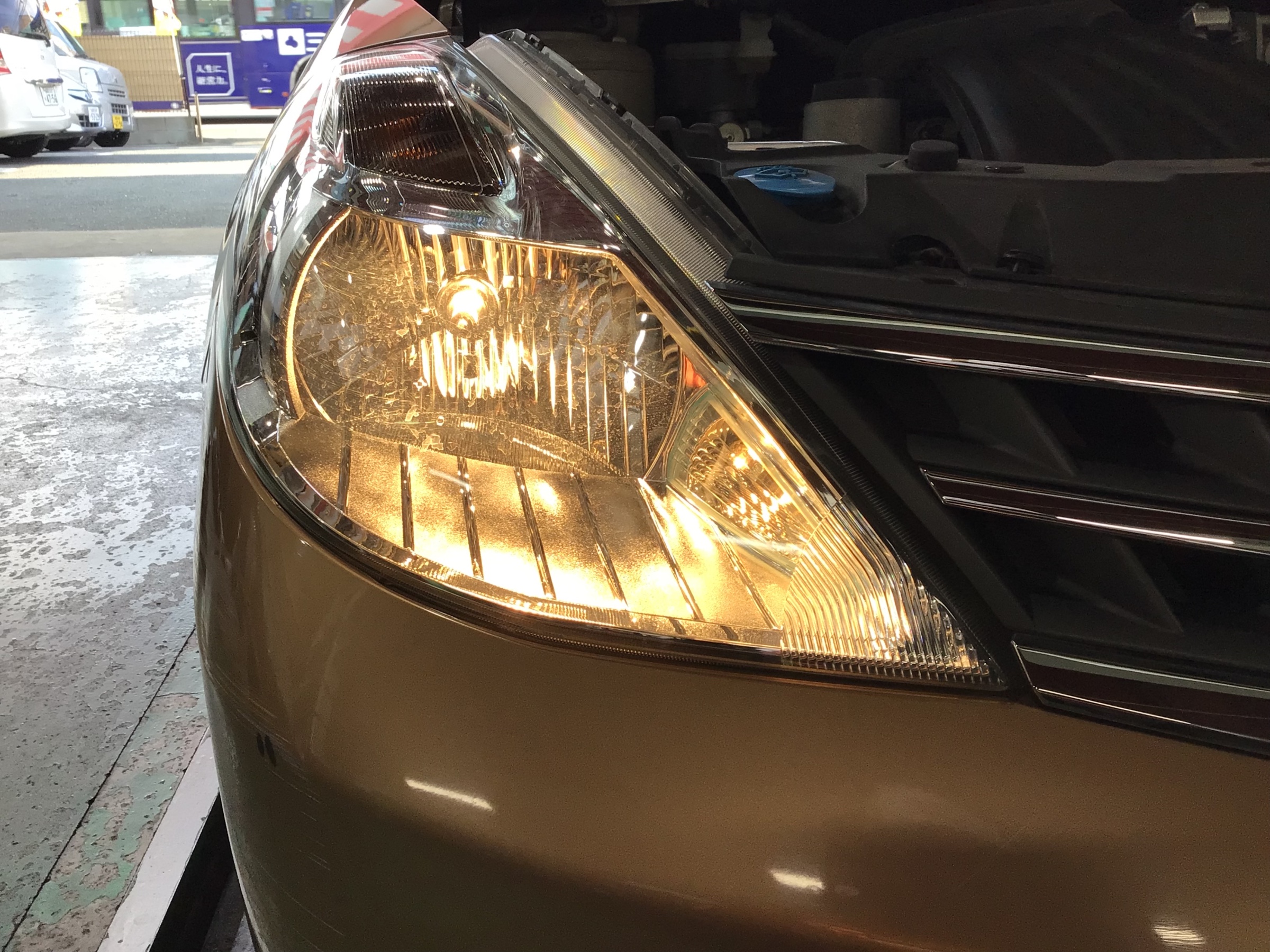 暗いと感じるヘッドライトはLEDに交換しましょう！日産 ティーダ