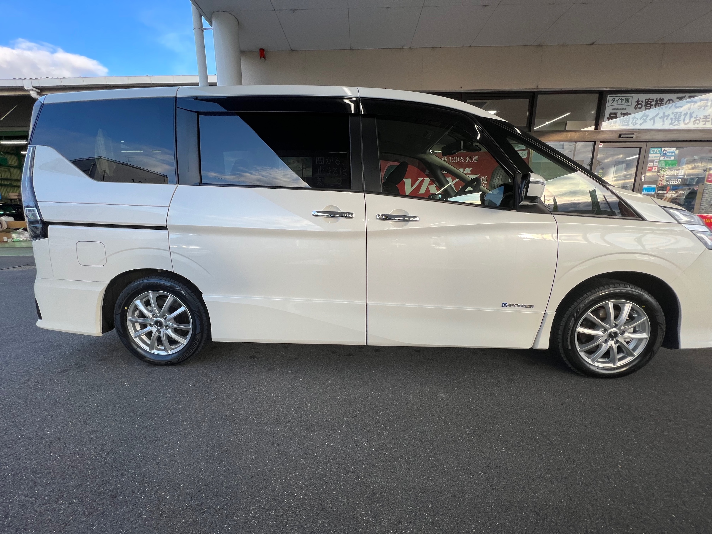 驚きの安さ 日産セレナe-power 新車購入時装着ホイールタイヤ HFC27